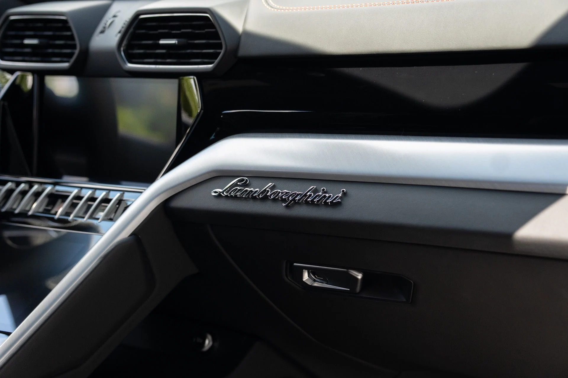 mph047_1205332701_Used_2020_Lamborghini_Urus_1758836559_9ec72112f8
