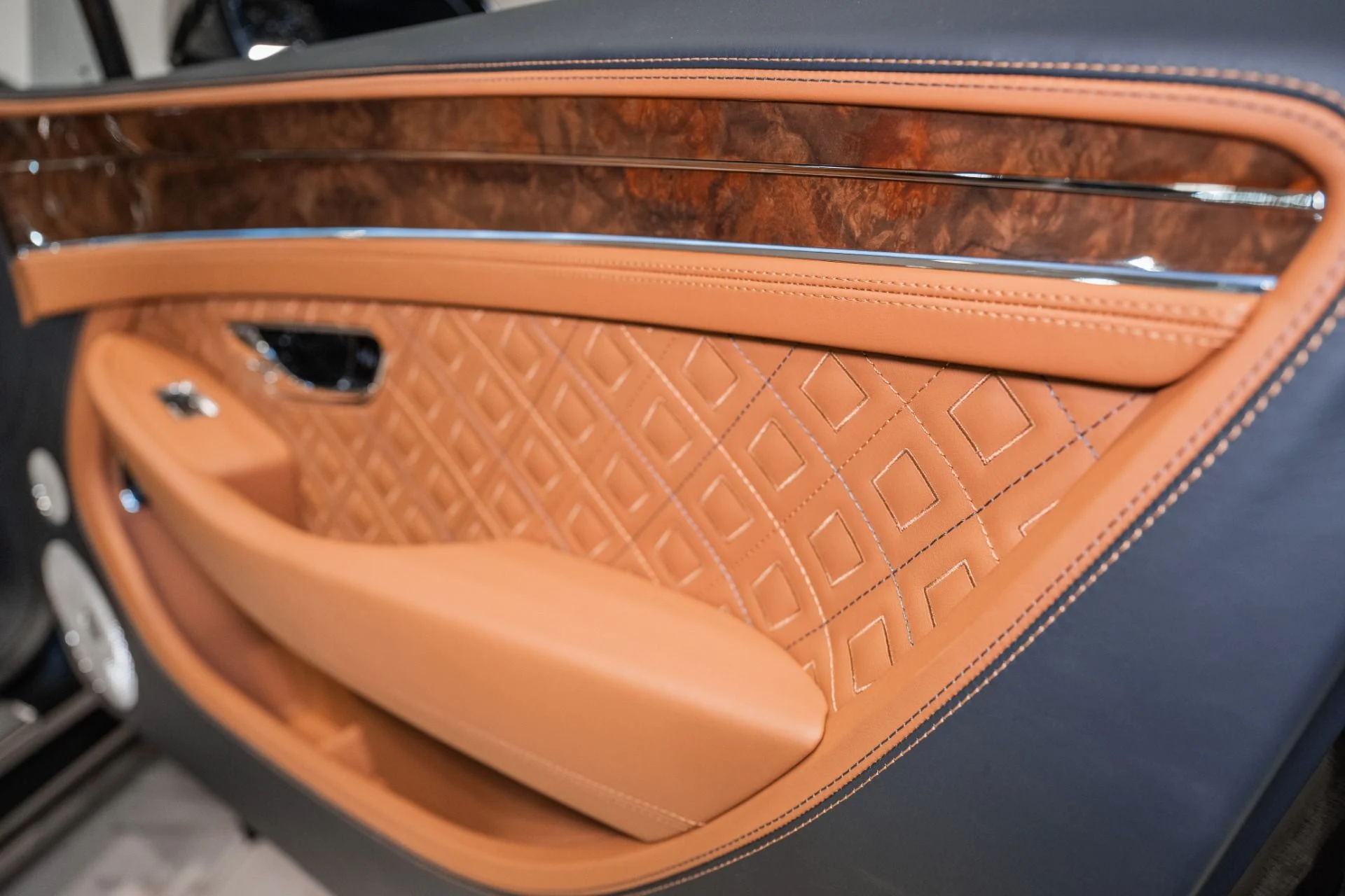 mph047_1210315215_Used_2020_Bentley_CONTINENTAL_GTC_V8_1792249789_fbb3443954