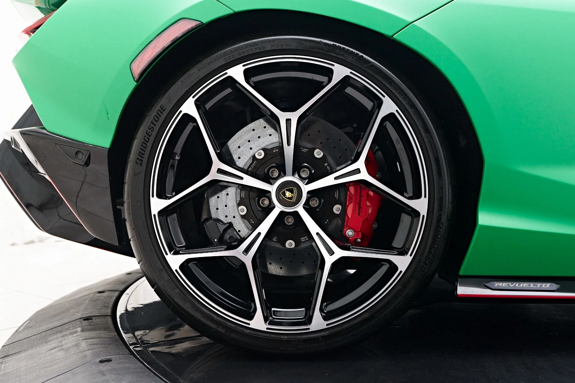 mph047_1223268669_Used_2024_Lamborghini_Revuelto_Base_1756951545_a071388ea6
