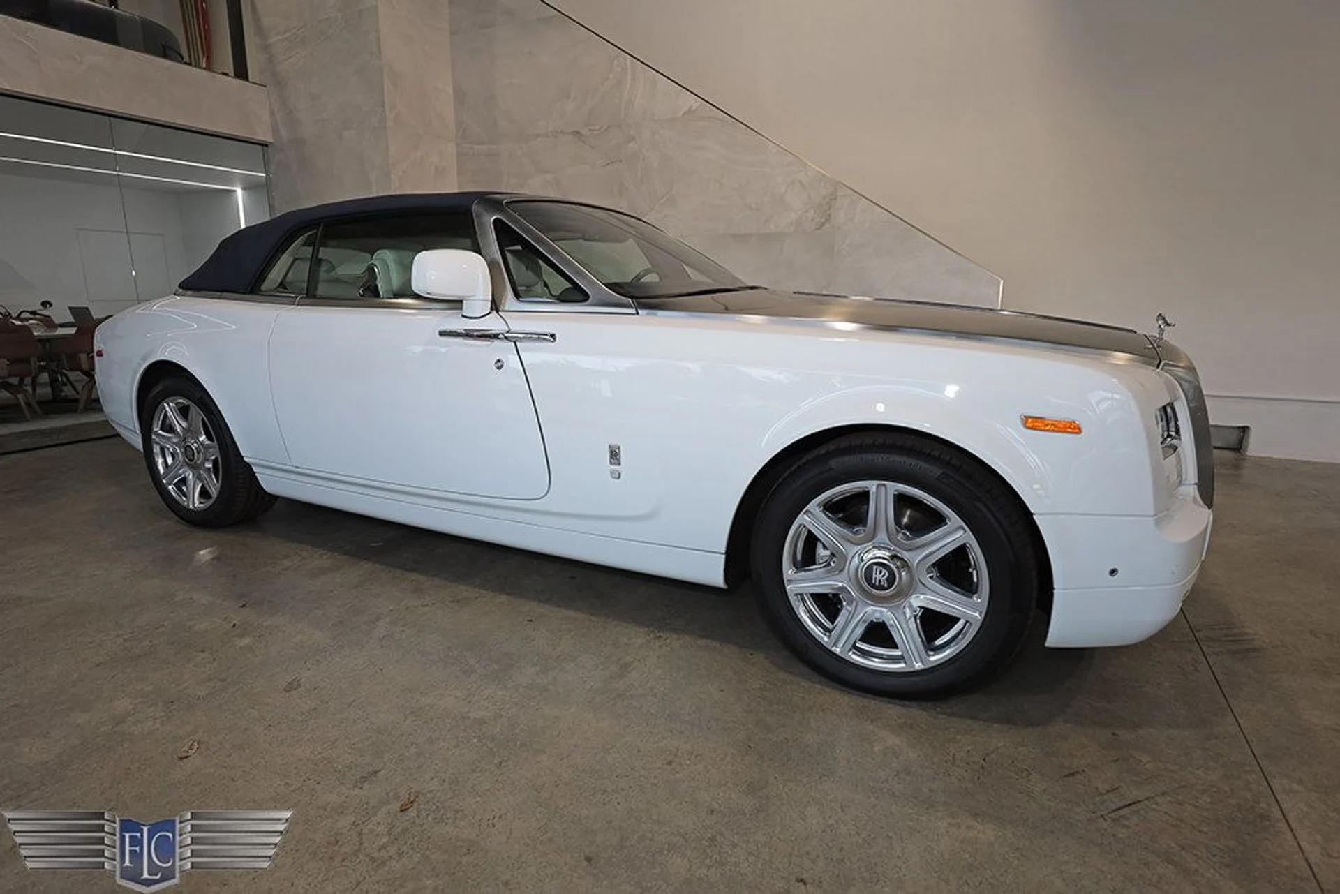 mph047_1301273758_used_2014_rolls_royce_phantom_drophead_coupe_9689_22941725_48_1024_506ec8aa51