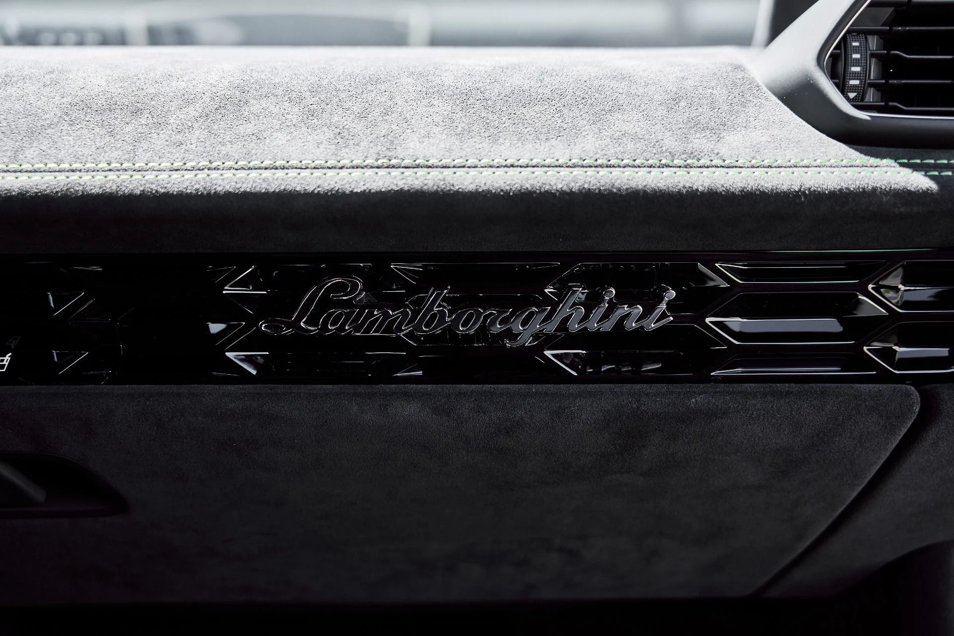 mph047_1371249239_Used_2023_Lamborghini_Huracan_Sterrato_Base_1779238902_a0f89958fe