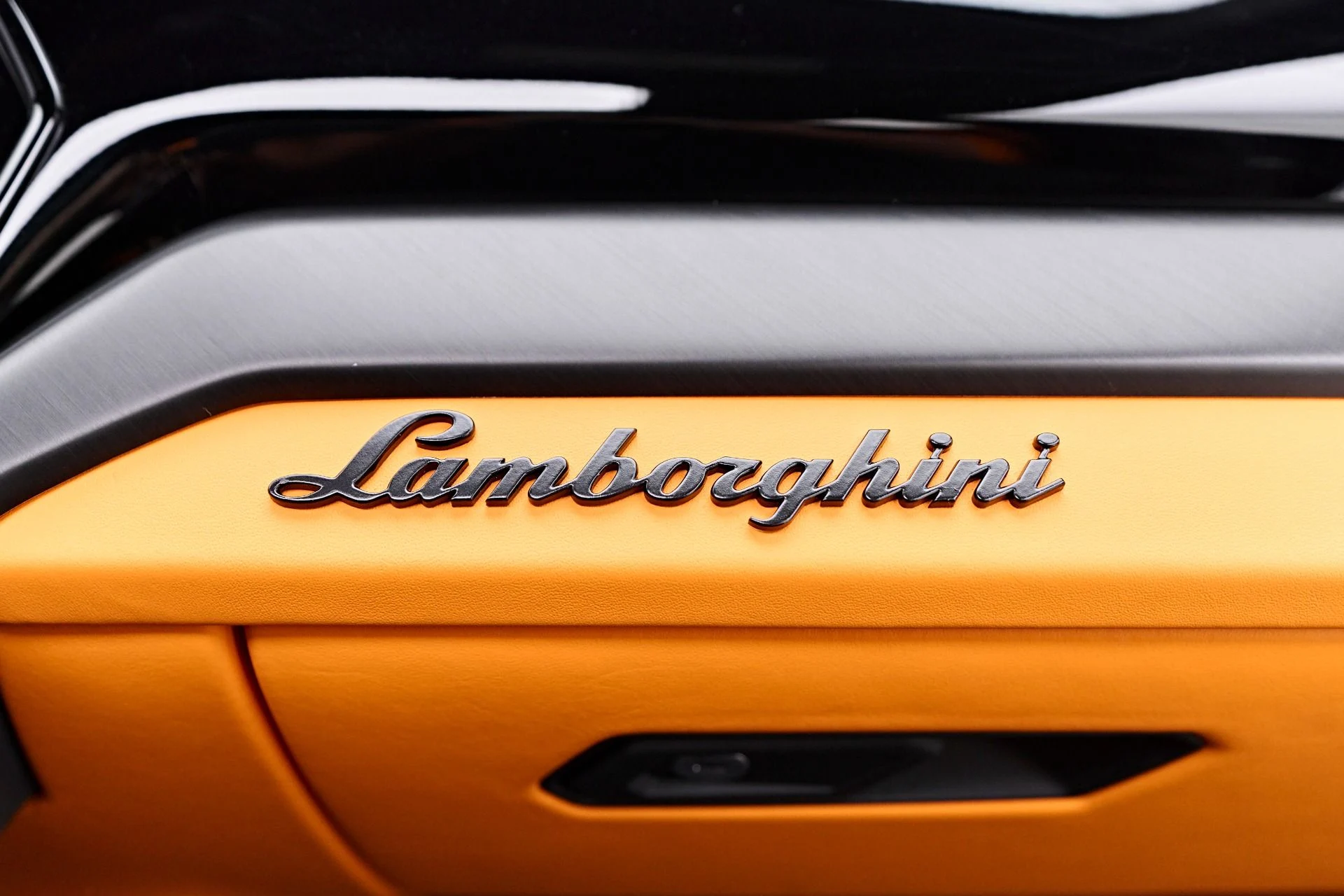 mph047_1377733370_Used_2024_Lamborghini_Urus_S_1759191694_45cec52cbb
