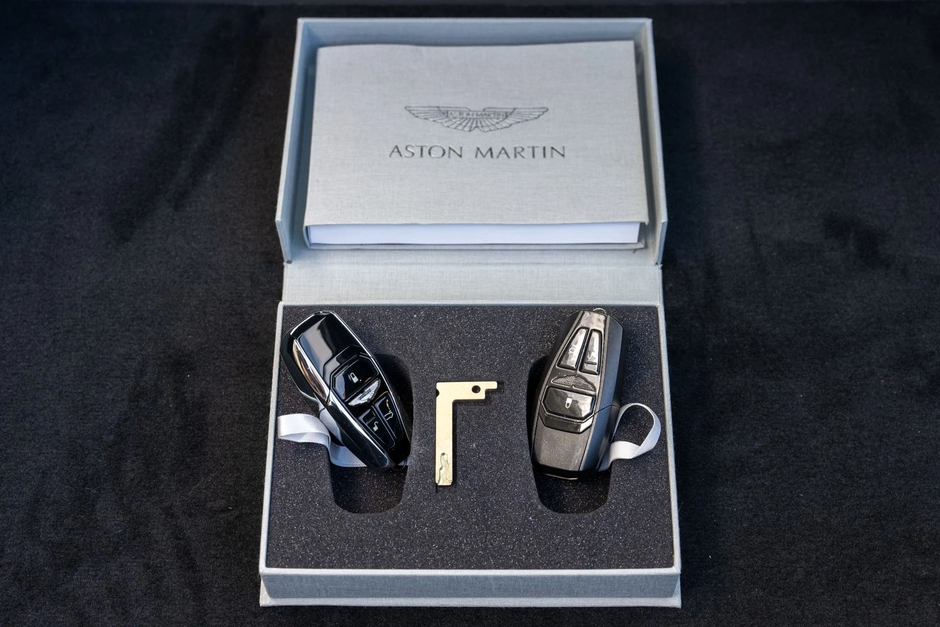 mph047_1426313180_Used_2022_Aston_Martin_Vantage_1734379443_ff351ffb6f