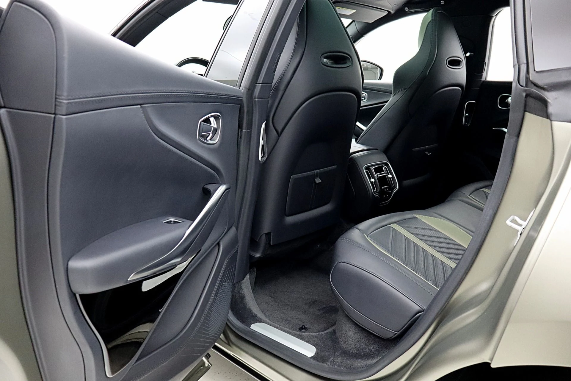 mph047_1440787861_Used_2023_Aston_Martin_DBX_707_56988d7b17