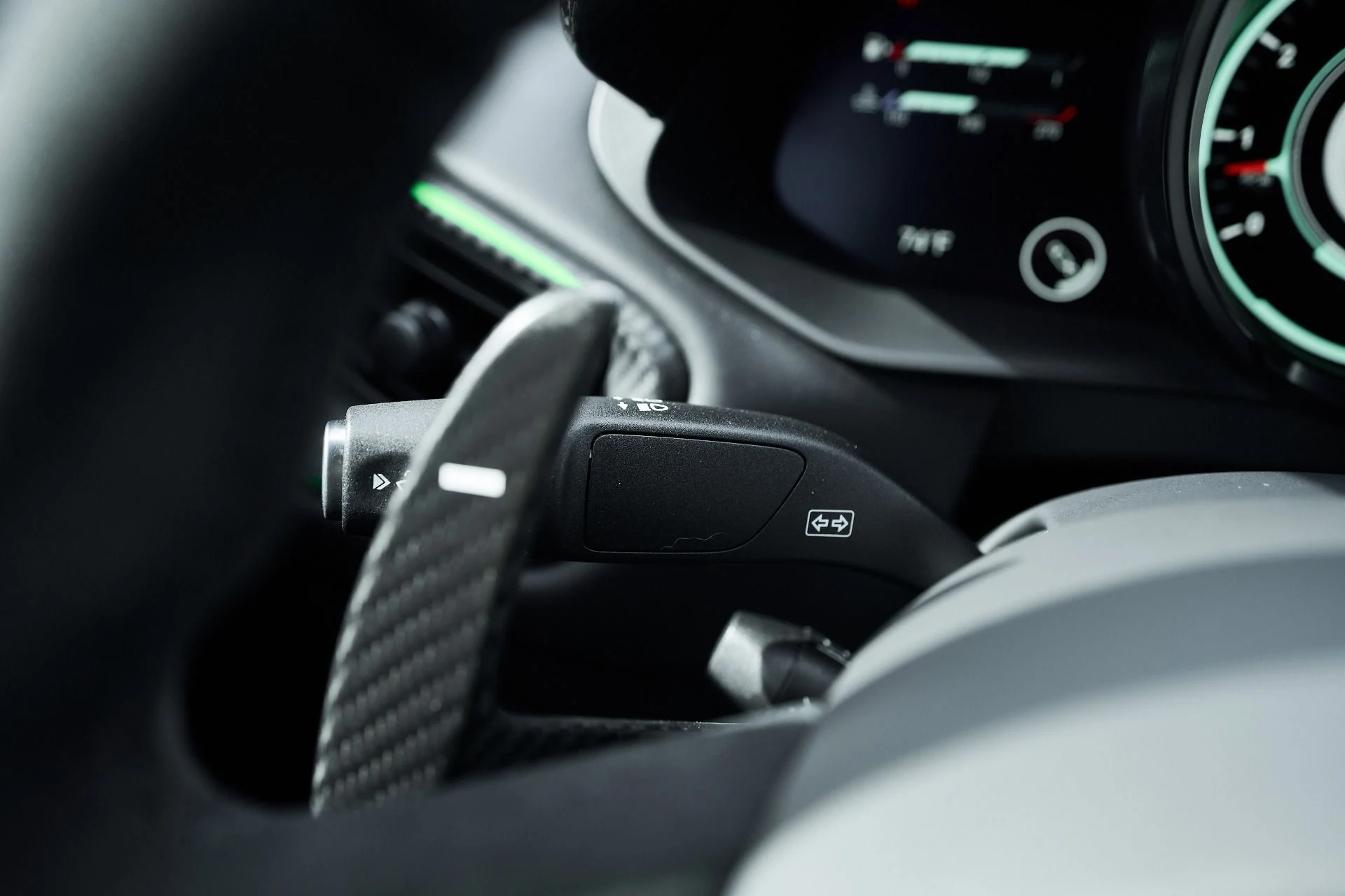 mph047_1485391825_Used_2023_Aston_Martin_Vantage_Base_1762913663_479bc538c9