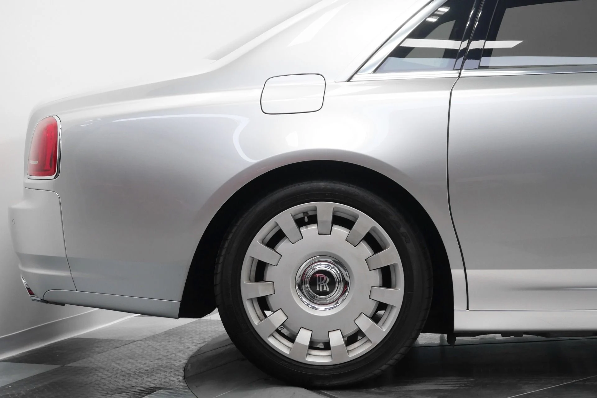 mph047_1500666461_Used_2013_Rolls_Royce_Ghost_Rear_Seat_Entertainment_Picnic_Tables_V12_Power_1766770439_310bc8520c