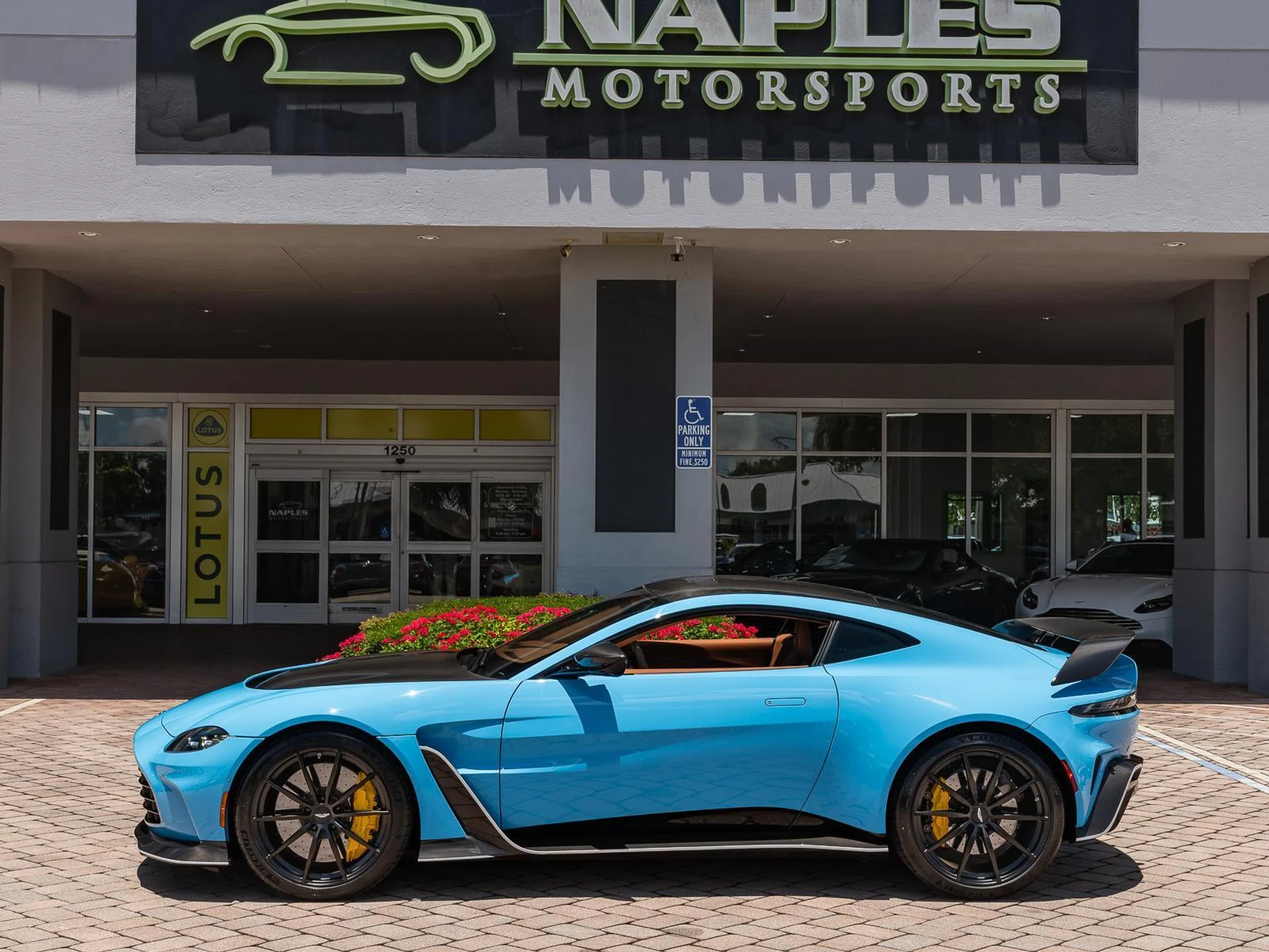 mph047_1545387423_Used_2023_Aston_Martin_Vantage_V12_1780952628_217637de25