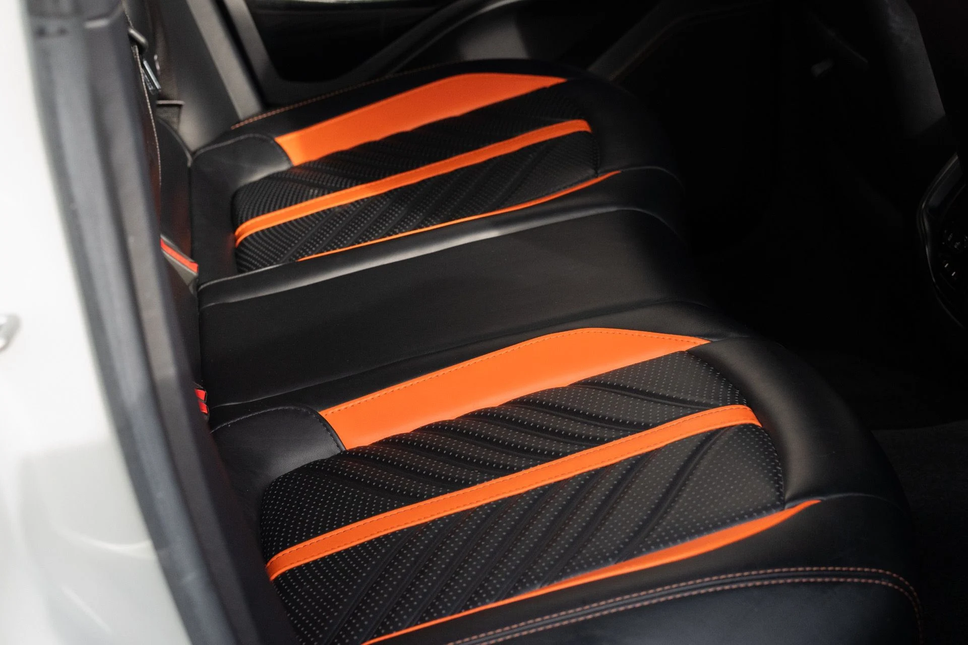 mph047_1630999578_Used_2023_Aston_Martin_DBX_707_1756441558_20082e654b
