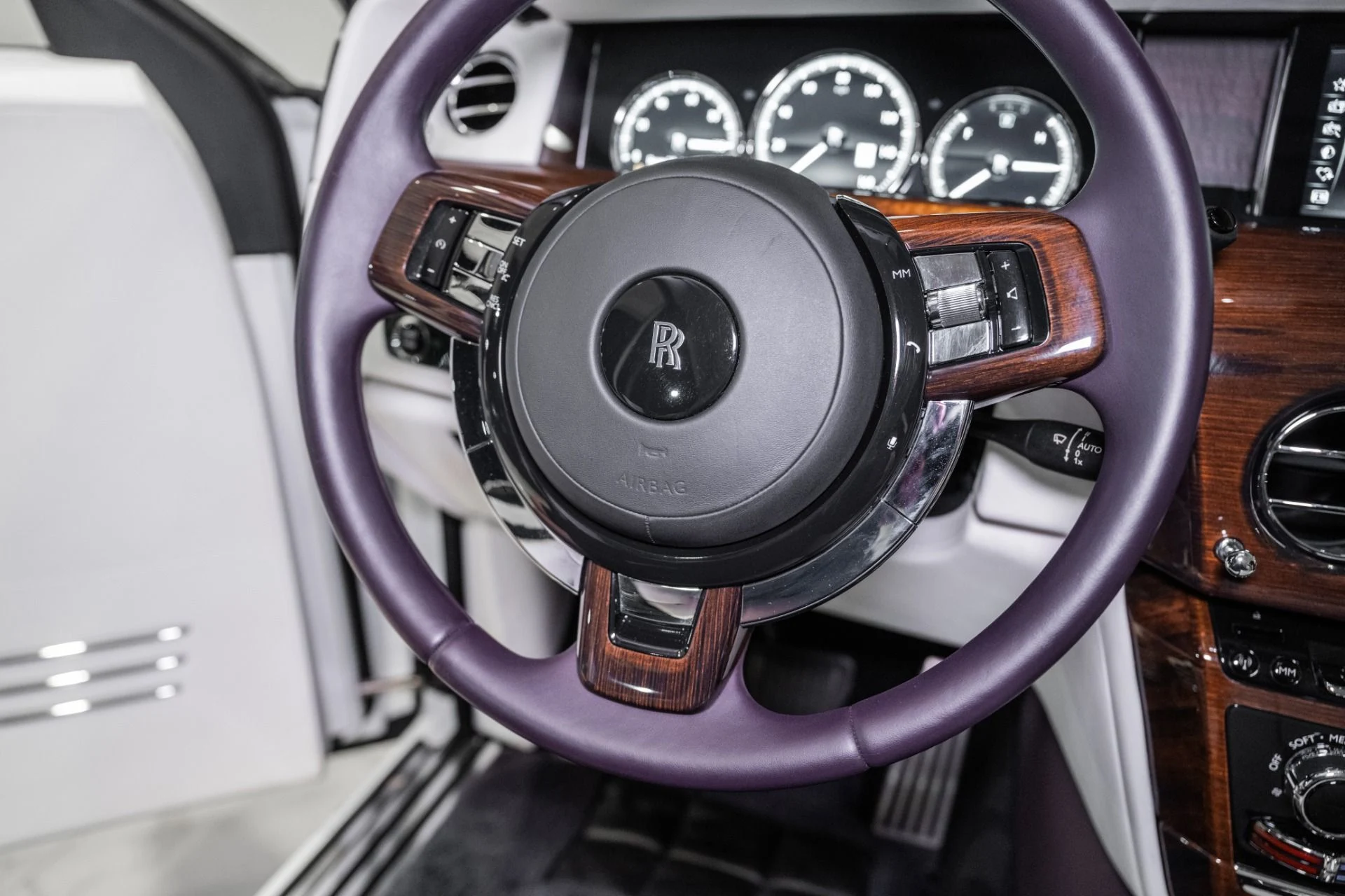mph047_1702319496_Used_2018_Rolls_Royce_Phantom_1778080053_be2335bf63