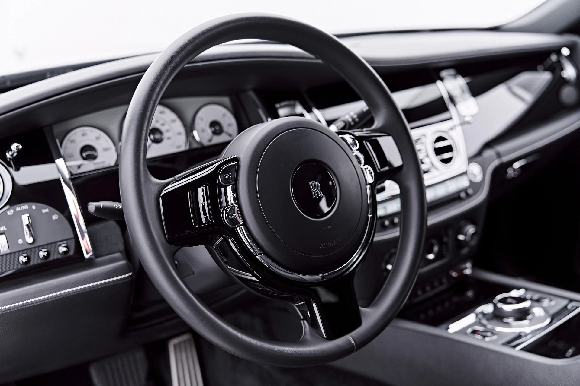mph047_1712373200_Used_2018_Rolls_Royce_Ghost_Base_1787096674_560b5f8ff8