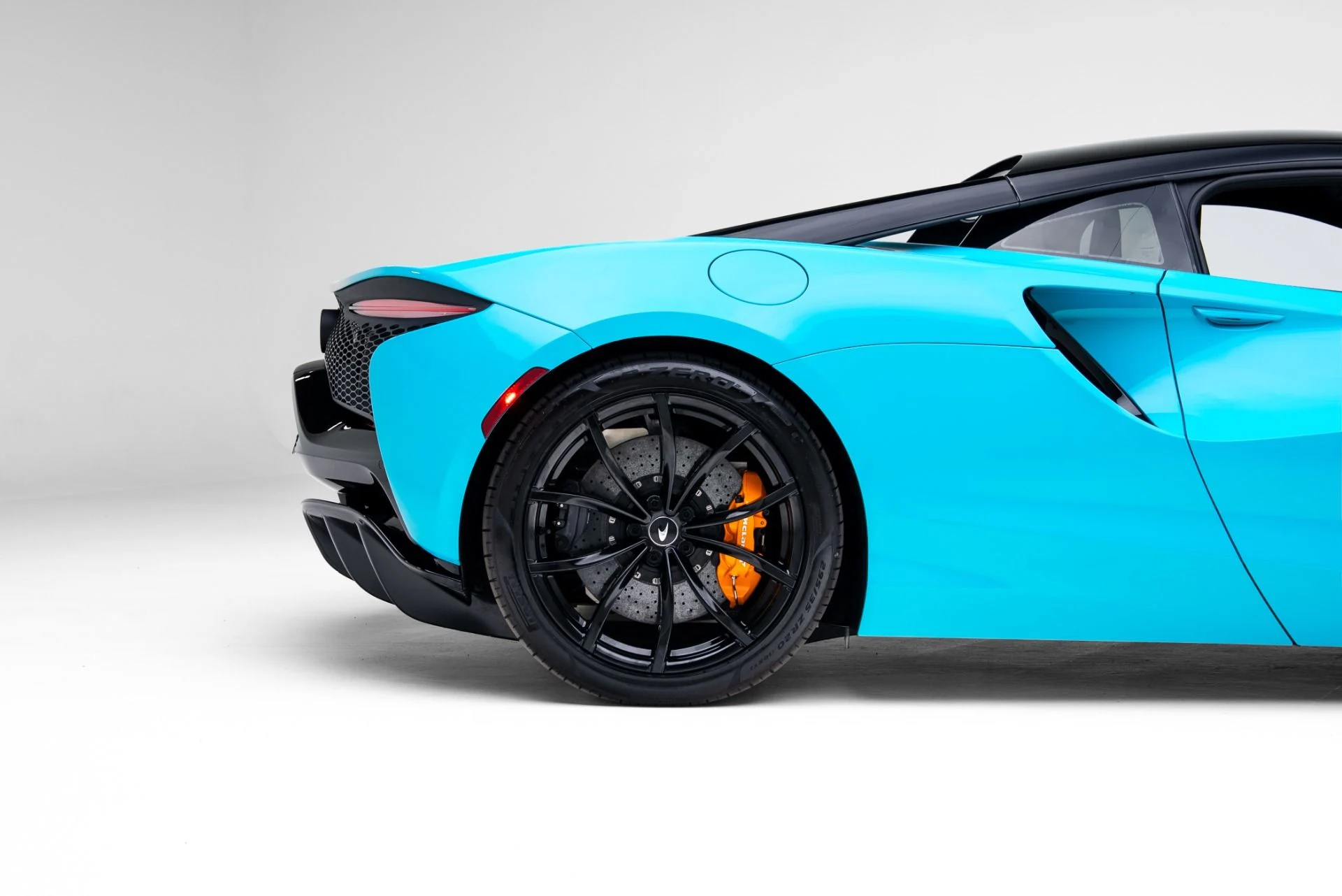 mph047_1836480276_Used_2023_Mc_Laren_Artura_1770682323_9d22aecbdc