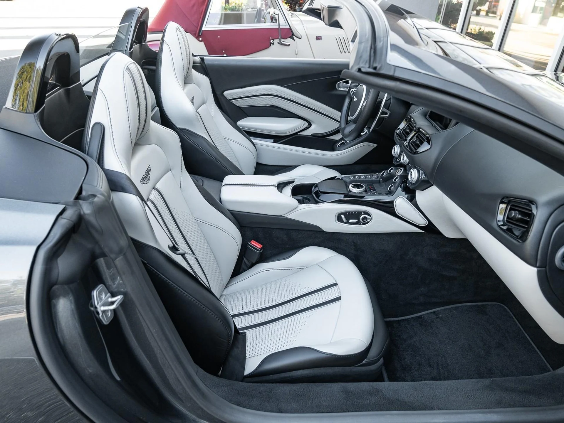 mph047_1844076860_Used_2021_Aston_Martin_Vantage_Roadster_1767733785_6cf2784477