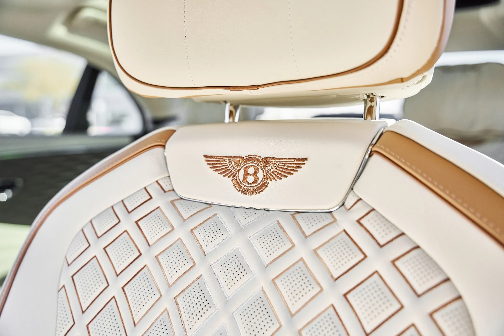 mph047_1881603277_Used_2023_Bentley_Flying_Spur_Hybrid_Odyssean_Edition_1770692490_395e62cdff