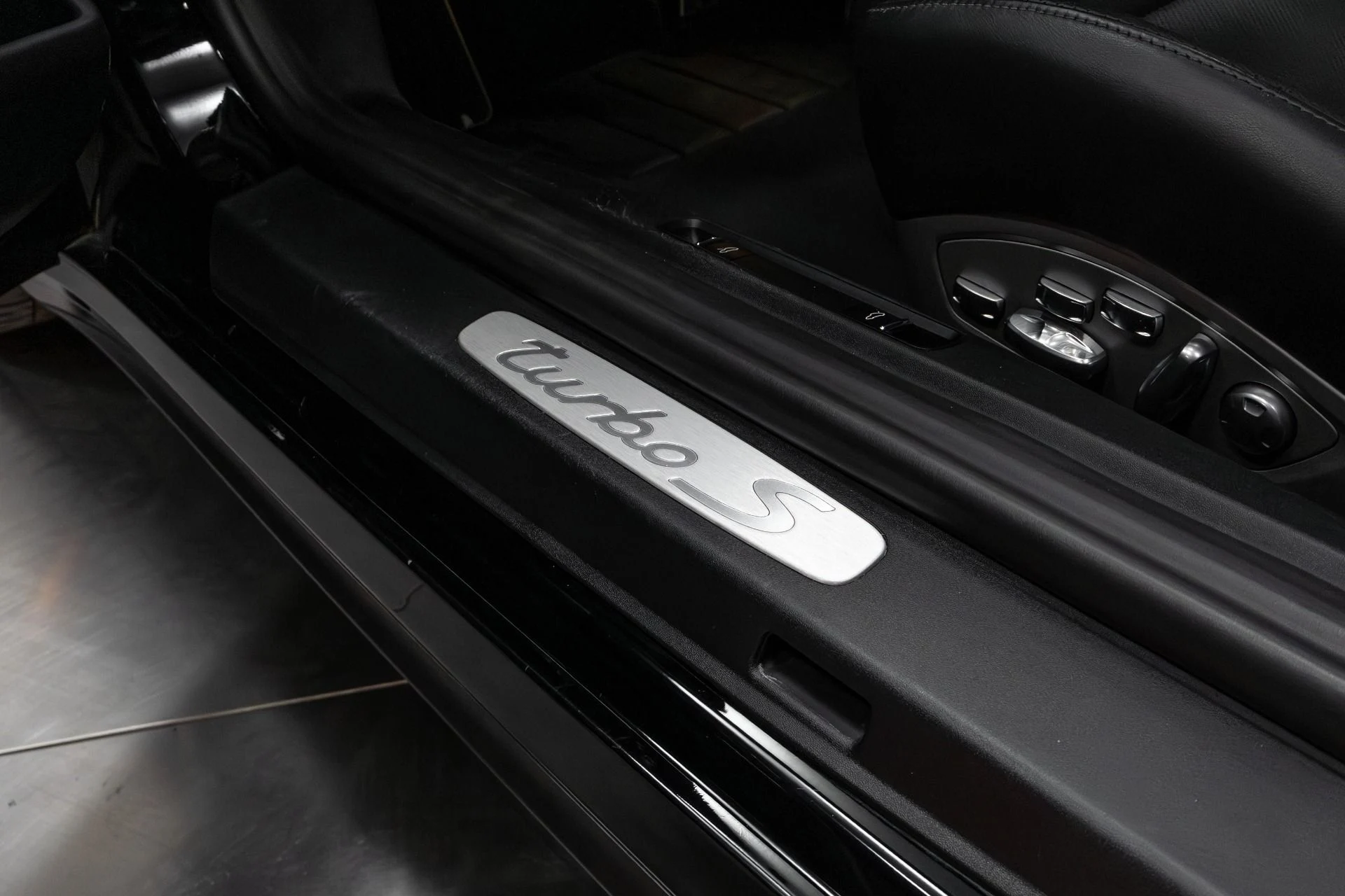 mph047_1969204066_Used_2015_Porsche_911_Turbo_S_1761834686_96148cb1b1