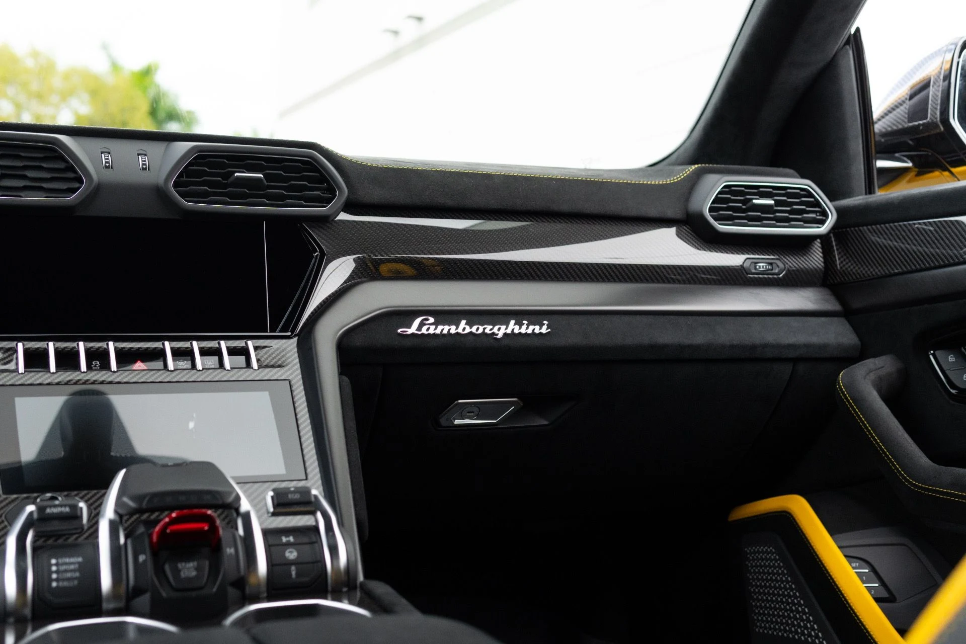 mph047_2056256443_Used_2024_Lamborghini_Urus_Performante_1773952162_1b13cc7324