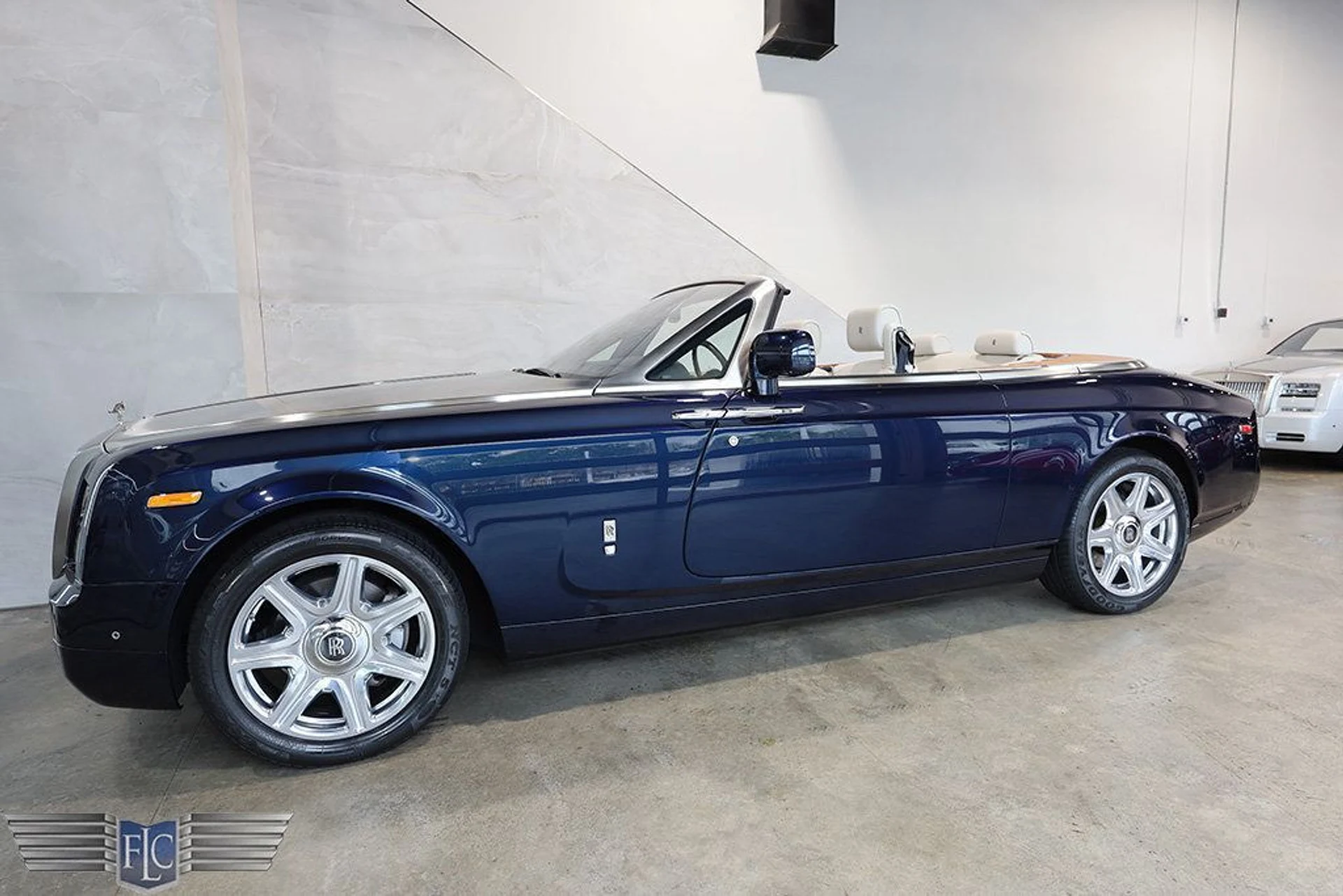 mph047_2057542696_used_2013_rolls_royce_phantom_coupe_2drdrophead_9689_22930572_48_1024_96278b7622
