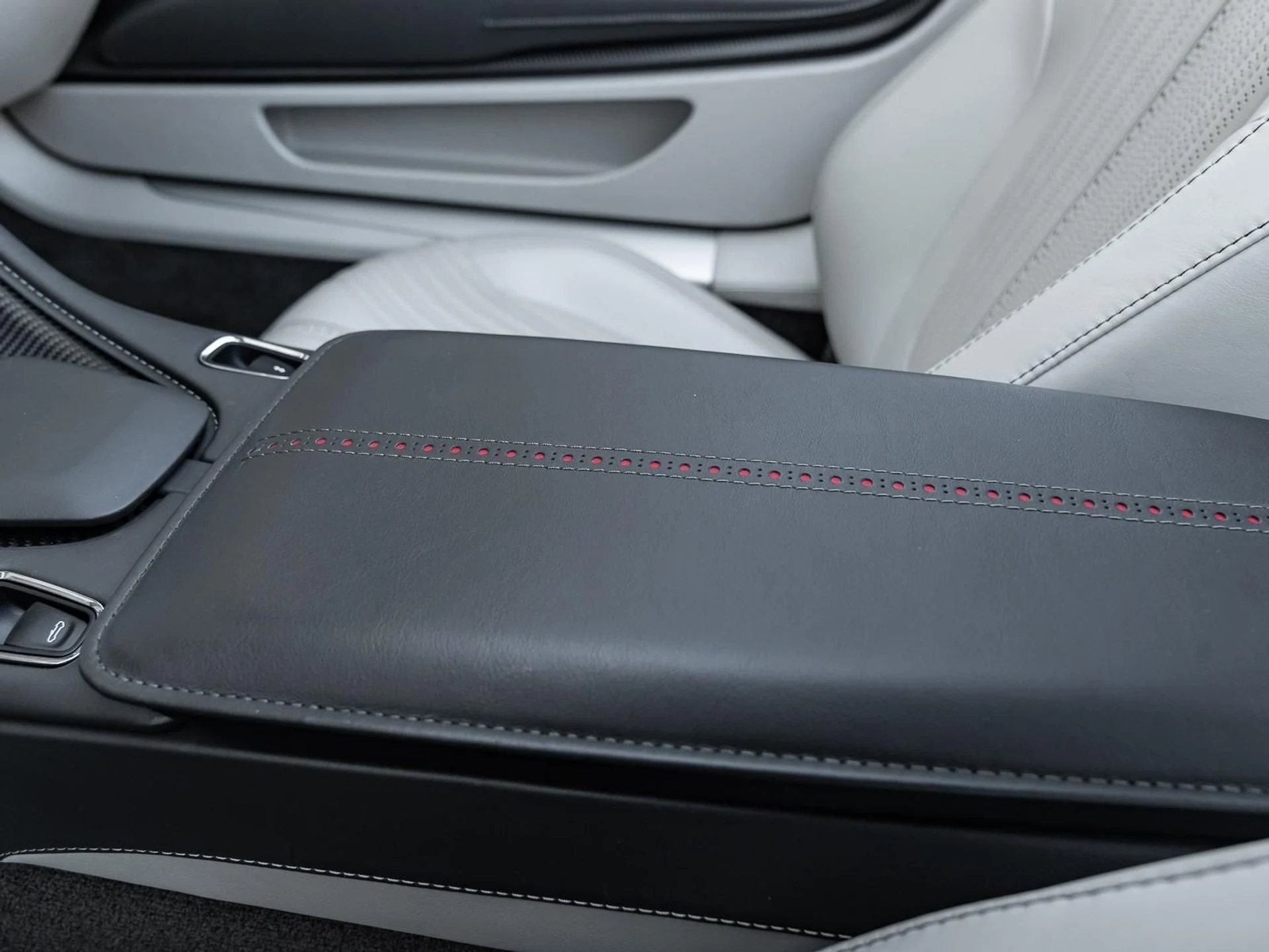 mph047_2084666139_Used_2022_Aston_Martin_DB_11_1767028121_00632eeea3