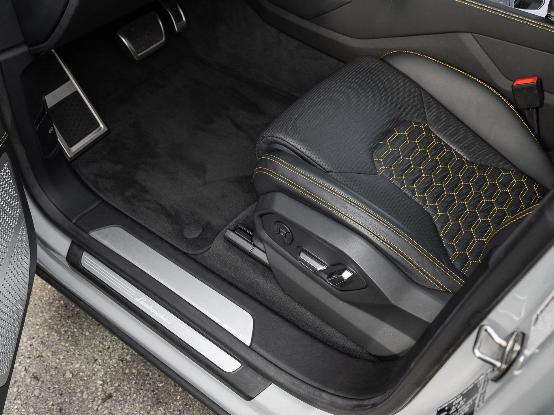 mph047_2128748510_Used_2022_Lamborghini_Urus_AWD_1777086190_58ea8df08c