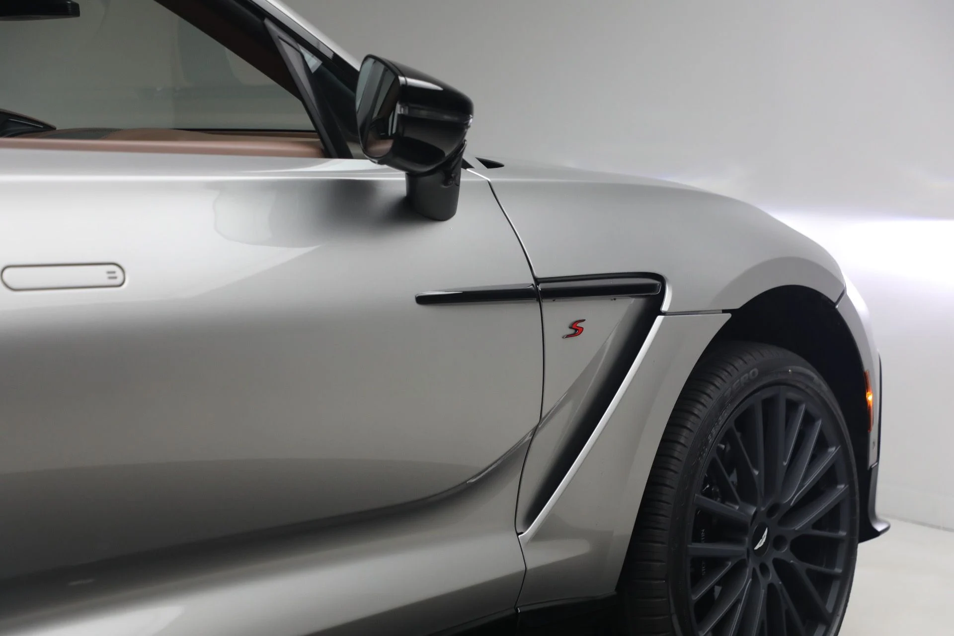 mph047_2170094259_New_2026_Aston_Martin_DBX_S_1765053271_7dfc342fc7