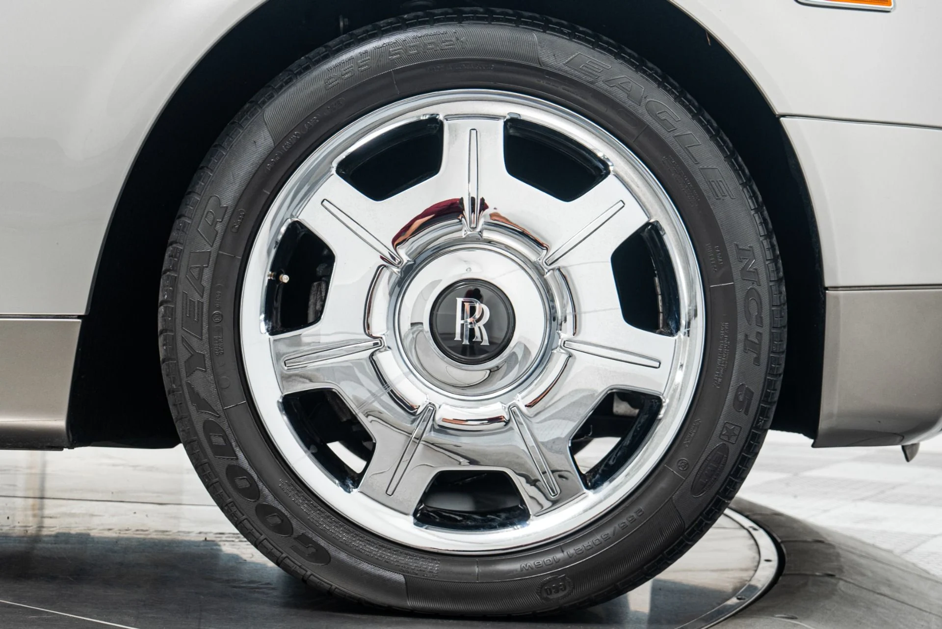 mph047_2256938220_Used_2007_Rolls_Royce_Phantom_Two_Tone_Exterior_and_Interior_Chromed_Wheels_1782334657_ee6e1ac7c4
