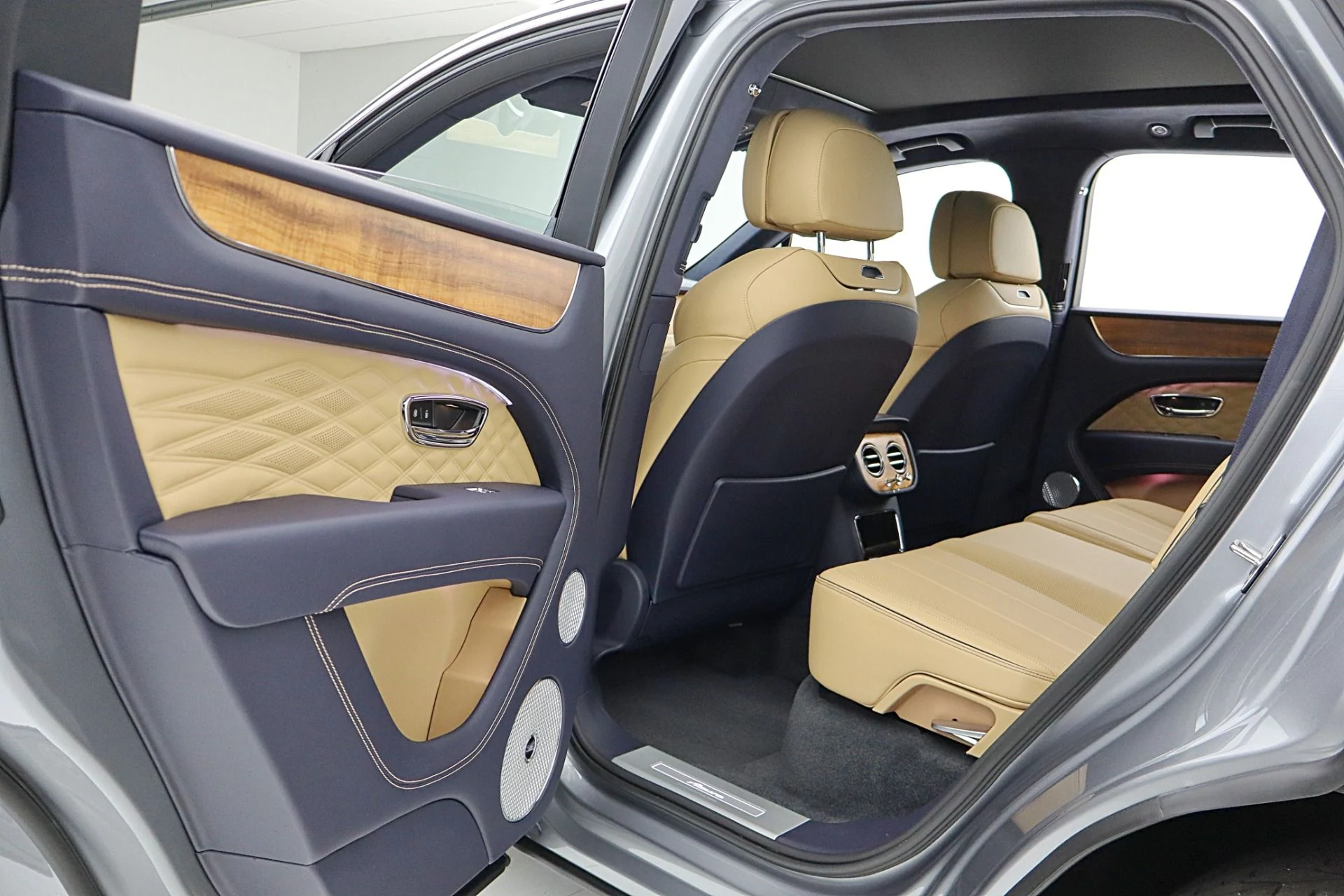 mph047_2288116340_Used_2025_Bentley_Bentayga_Azure_V8_LEASE_OPTIONS_AVAILABLE_44331a5f52