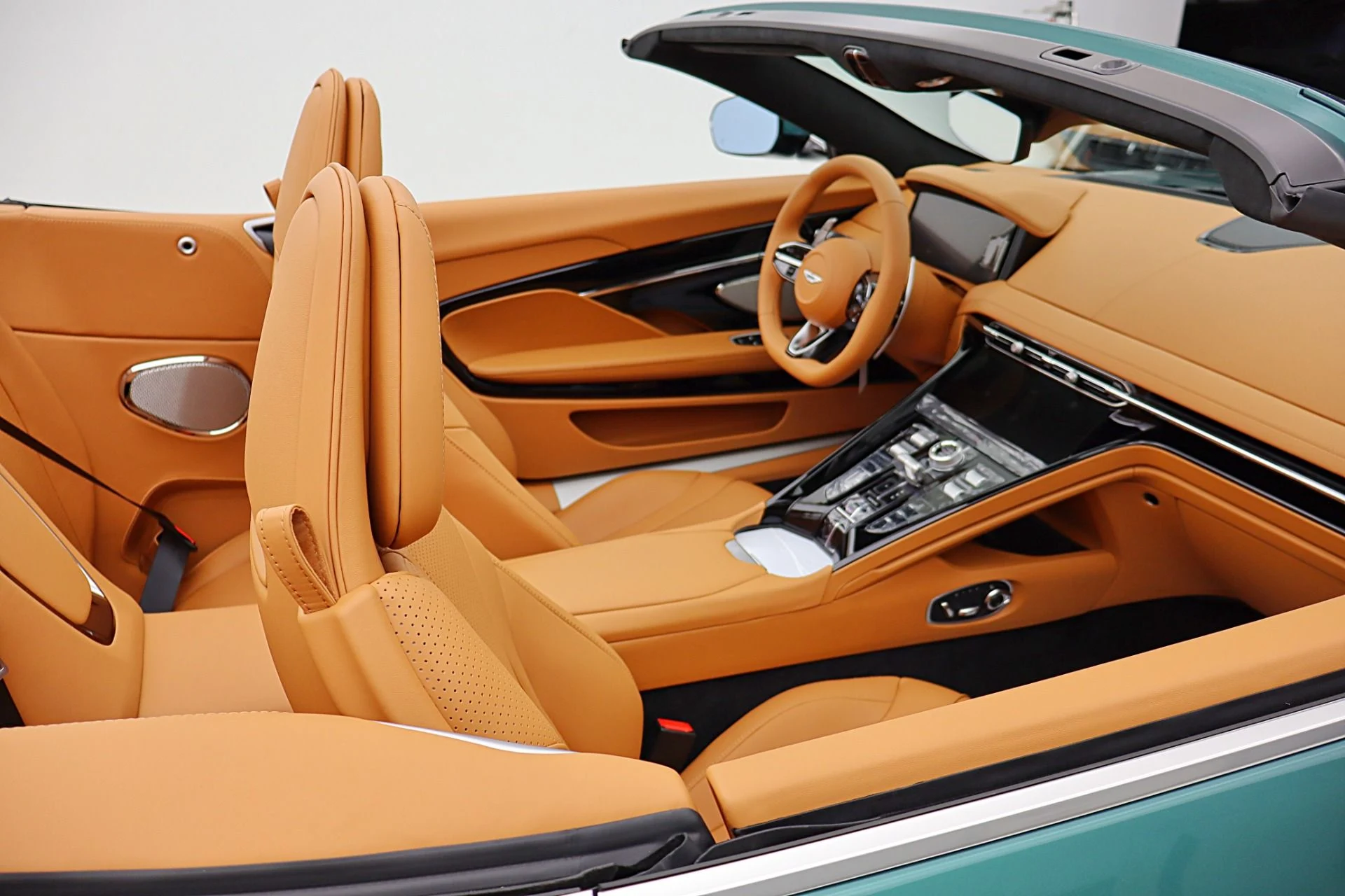 mph047_2355678117_New_2026_Aston_Martin_DB_12_Volante_5c1b152694