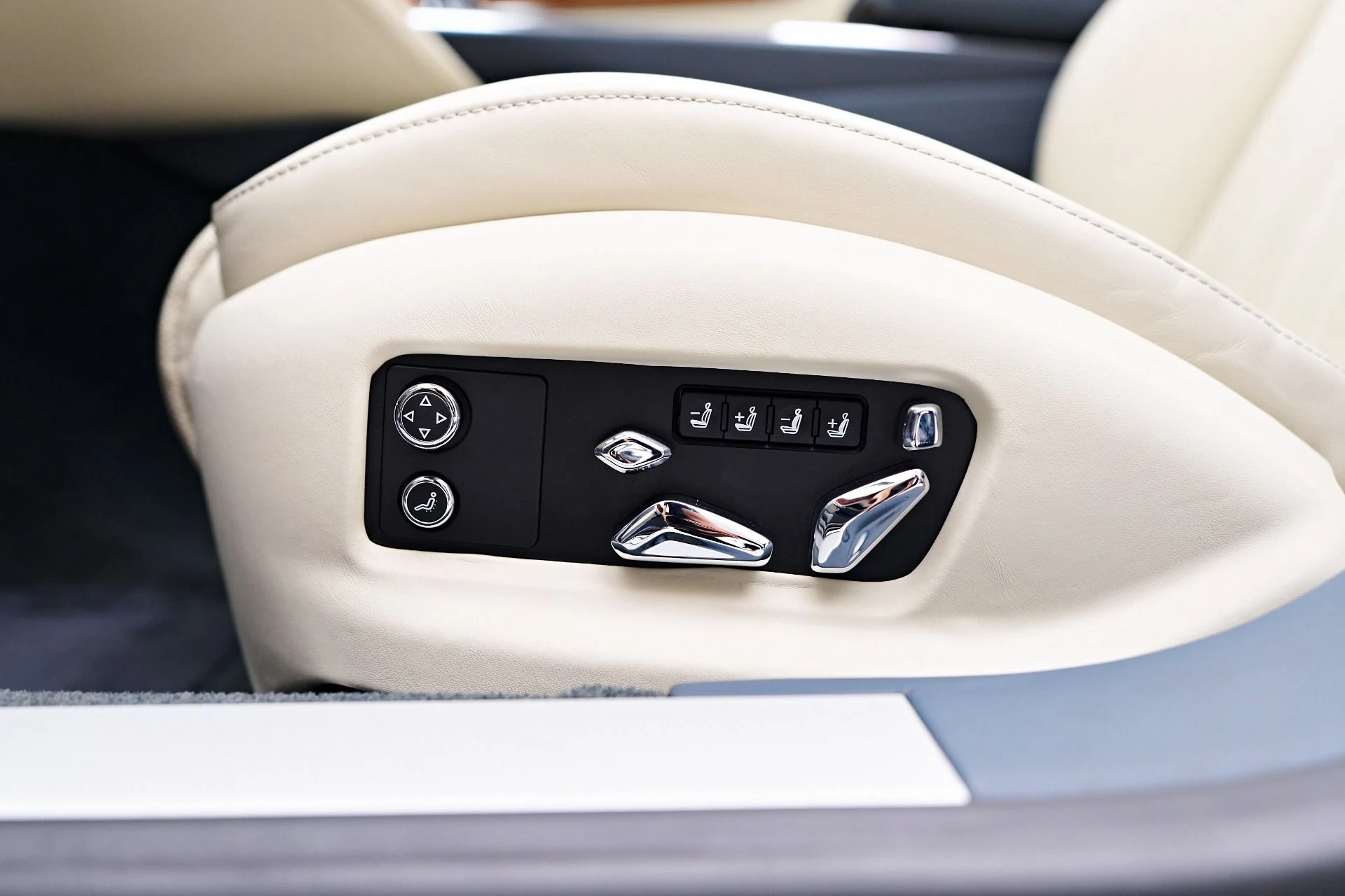 mph047_2359316882_Used_2023_Bentley_Flying_Spur_Hybrid_1749520600_767f979b59