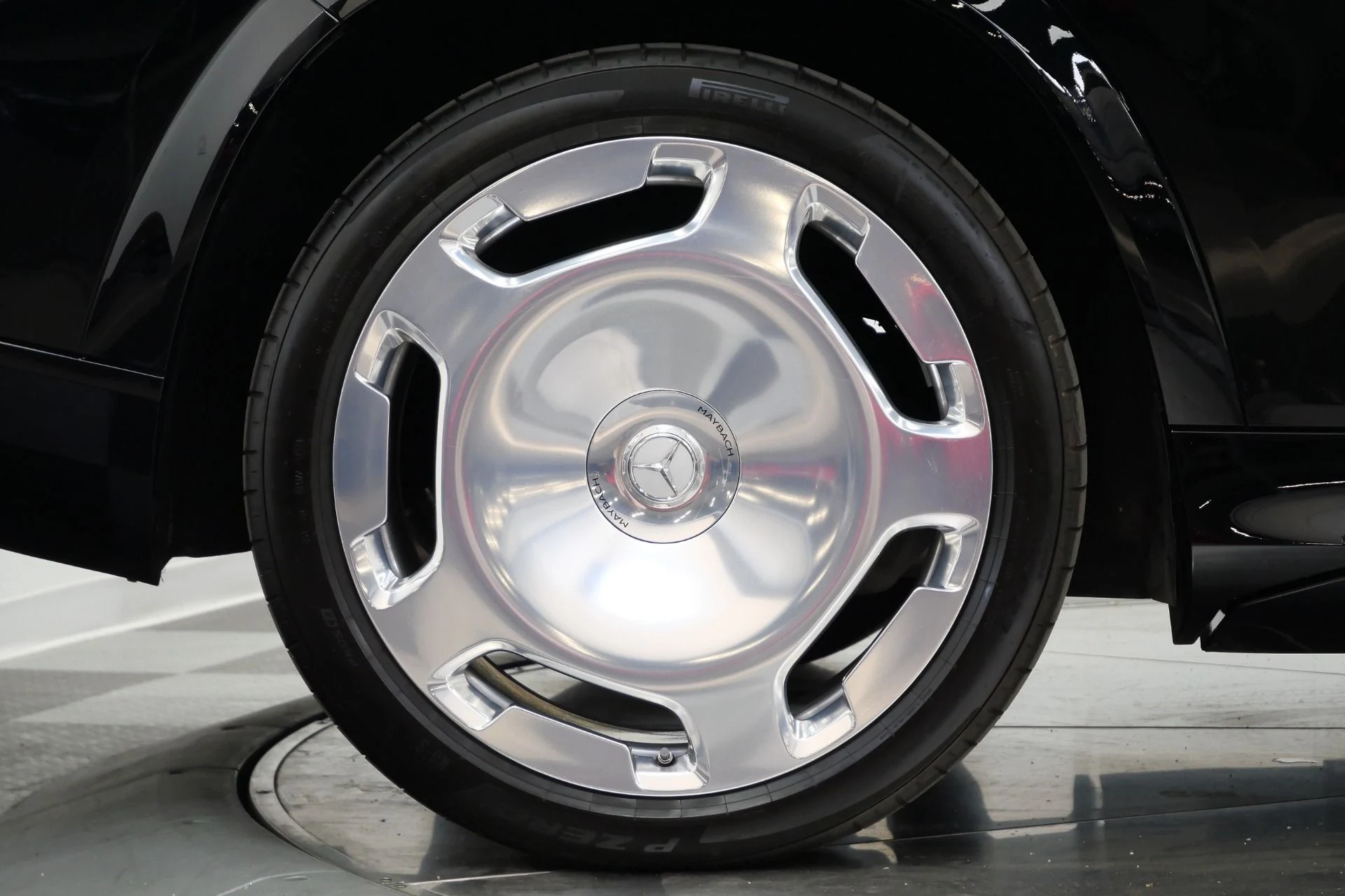 mph047_2480151851_Used_2025_Mercedes_Benz_Maybach_GLS_600_4_MATIC_Monoblock_Wheels_4_Seat_Configuration_Rear_Entertainment_1776793710_b906666152