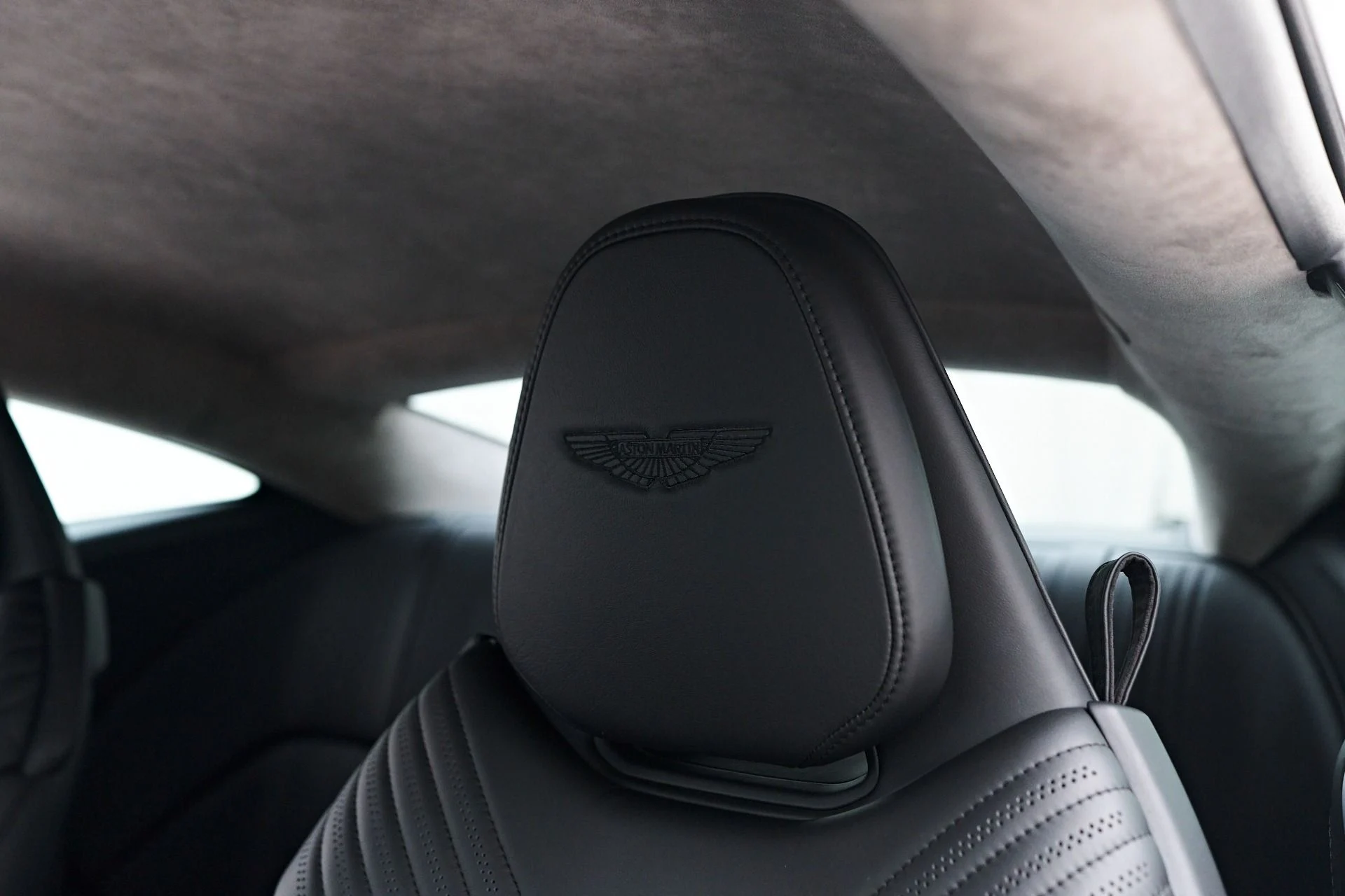 mph047_2534030496_Used_2019_Aston_Martin_DB_11_Base_1758851317_796ef0e601