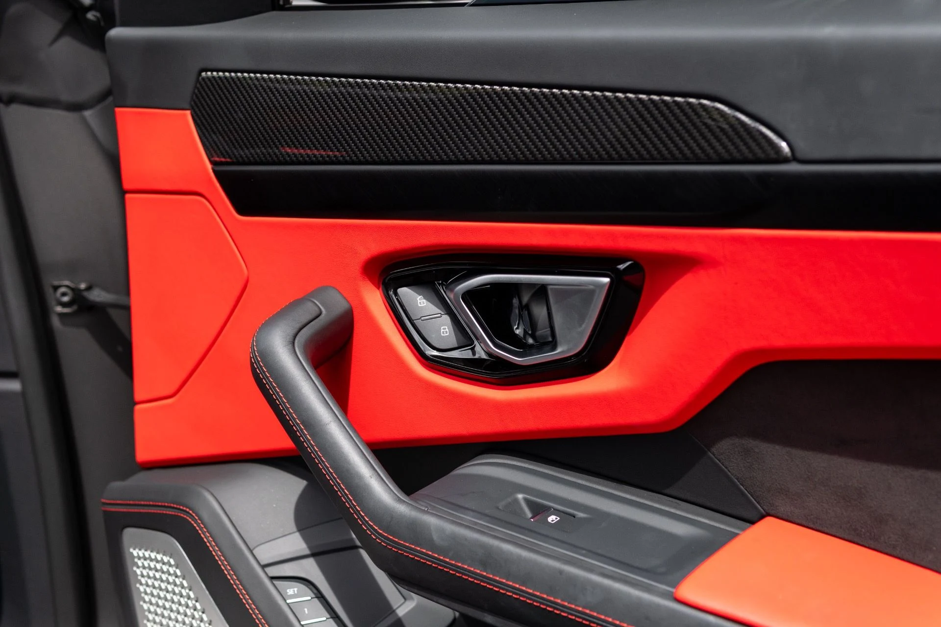 mph047_2596327700_Used_2022_Lamborghini_Urus_1773951394_44a70eee92