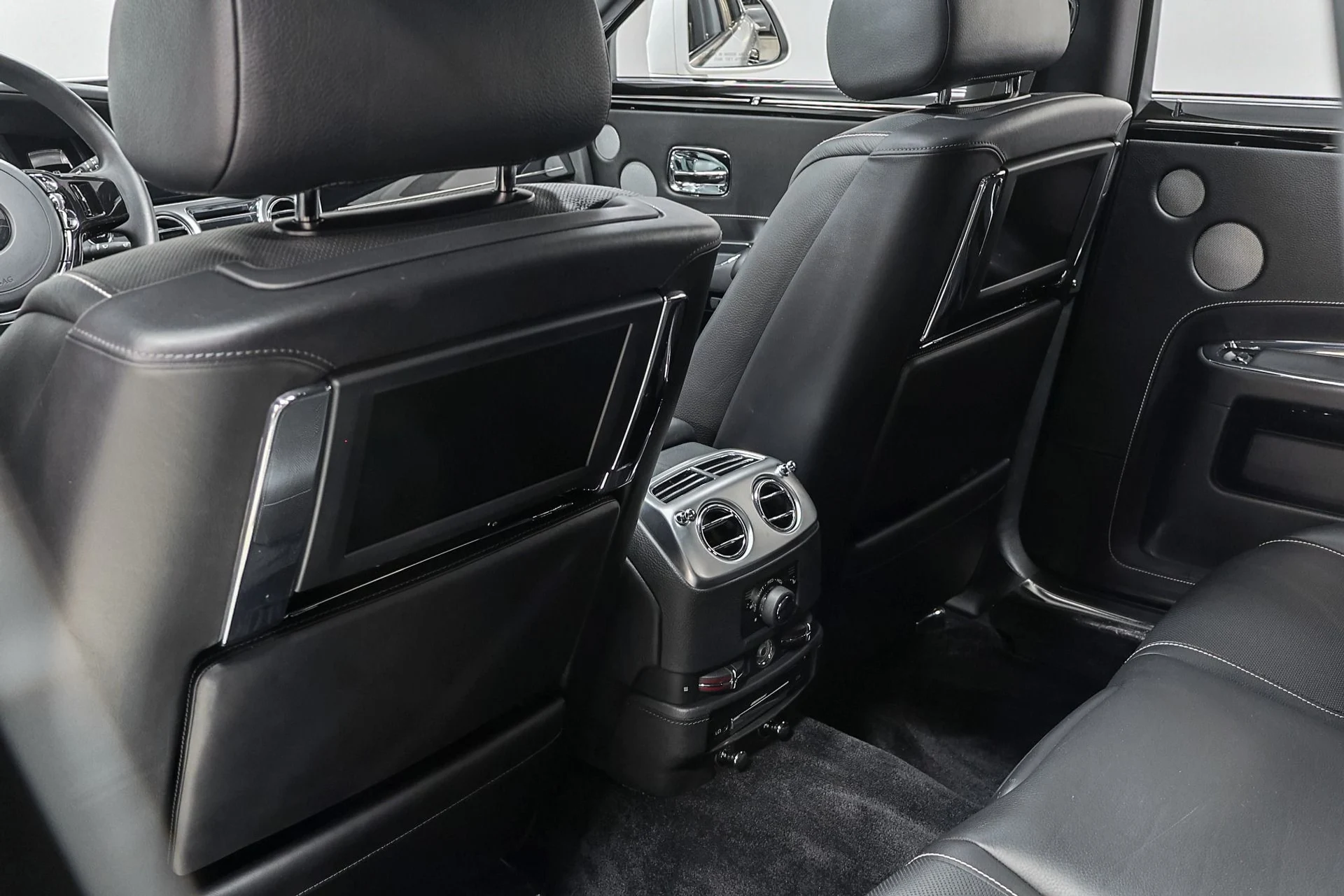 mph047_2679000933_Used_2016_Rolls_Royce_Ghost_Base_1761576592_bf54746579