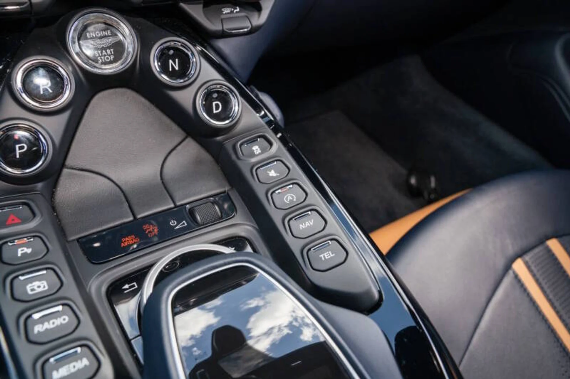 mph047_2789895582_2020_aston_martin_vantage_base_2dr_coupe_b64d3aa243