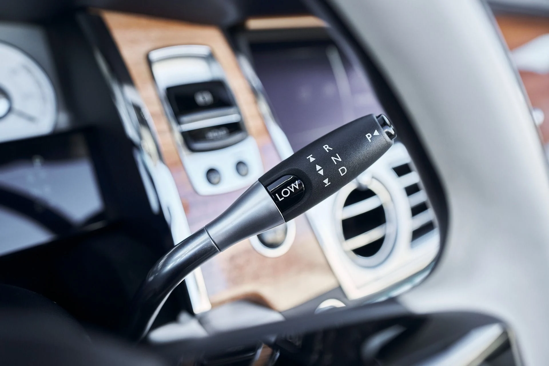 mph047_2825832290_Used_2018_Rolls_Royce_Dawn_1764124419_1998e0e792