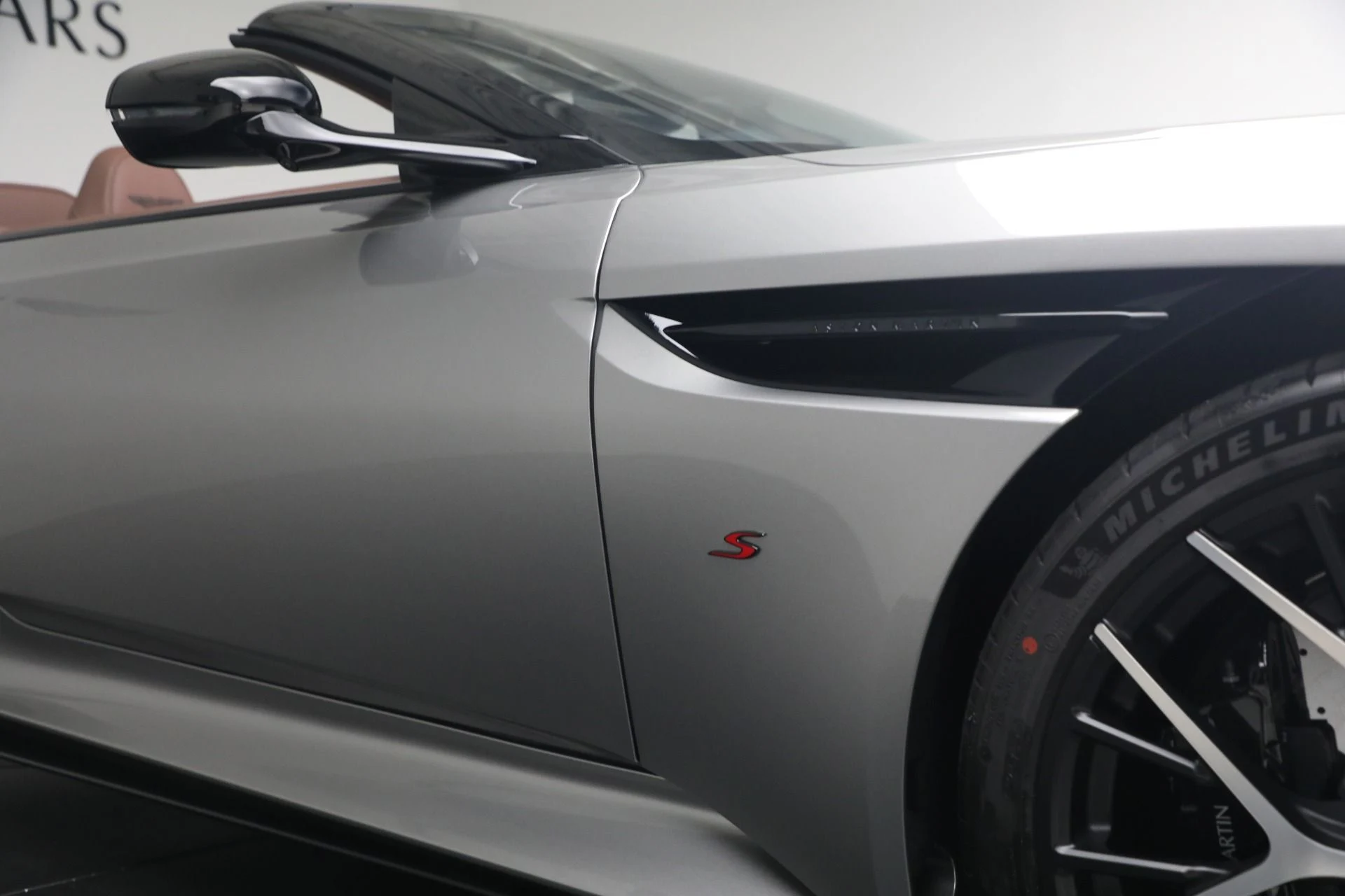 mph047_2847797370_New_2026_Aston_Martin_DB_12_S_Volante_1781361339_364963ab13