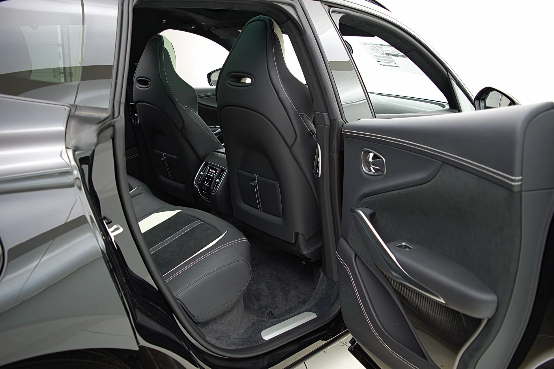 mph047_2961450079_Used_2023_Aston_Martin_DBX_707_7b0ba29d48