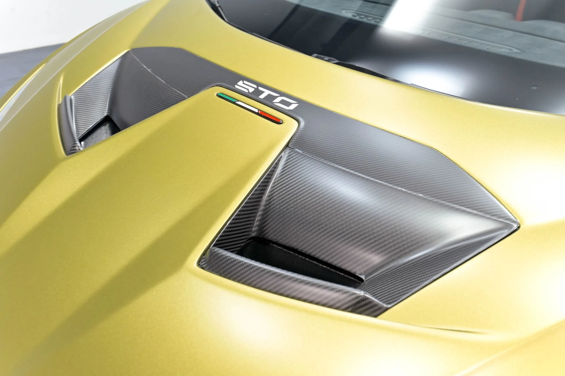 mph047_2977457655_Used_2023_Lamborghini_Huracan_STO_1782768591_b524a8865b