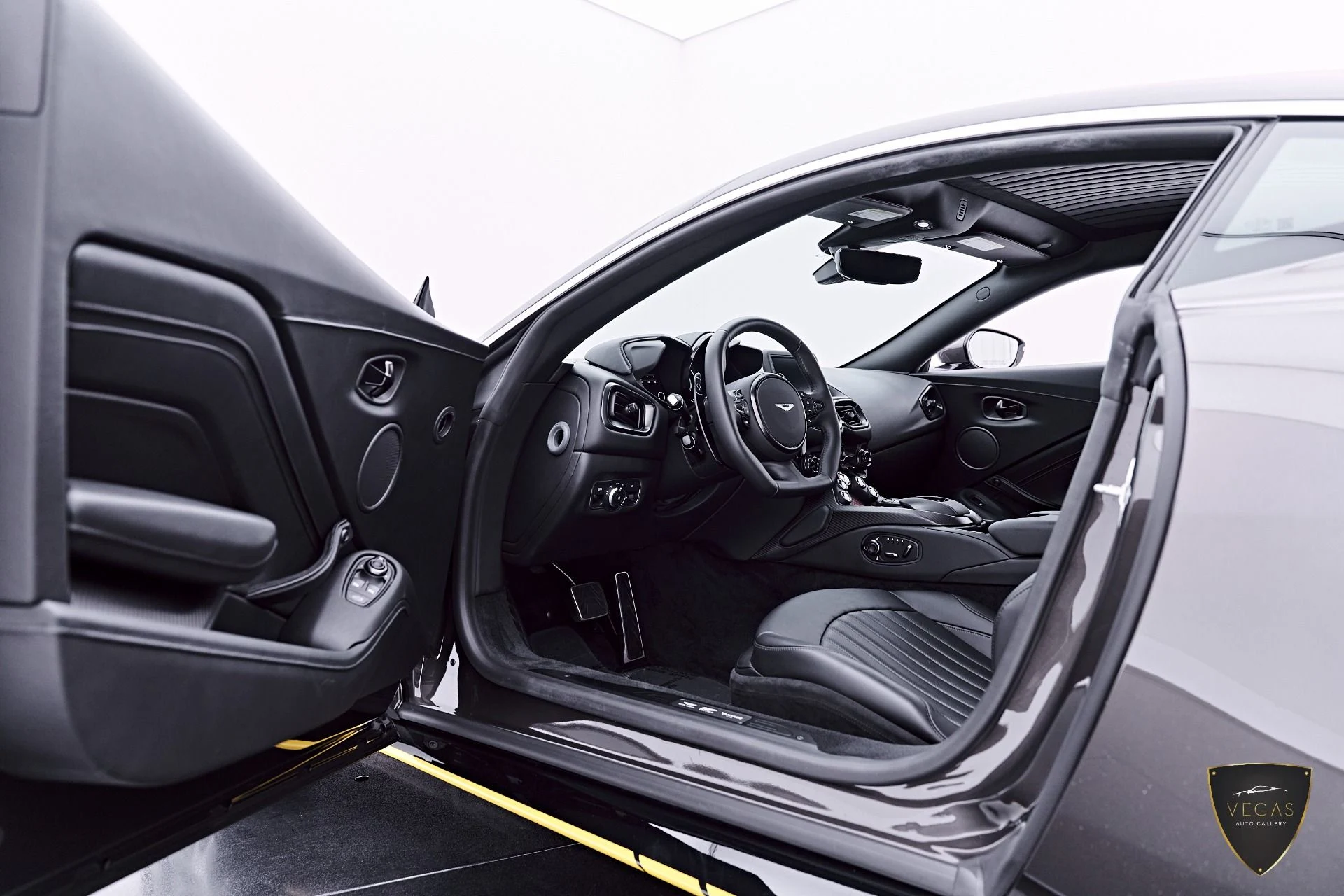 mph047_3016544695_Used_2021_Aston_Martin_Vantage_Base_1785210169_697438fa25