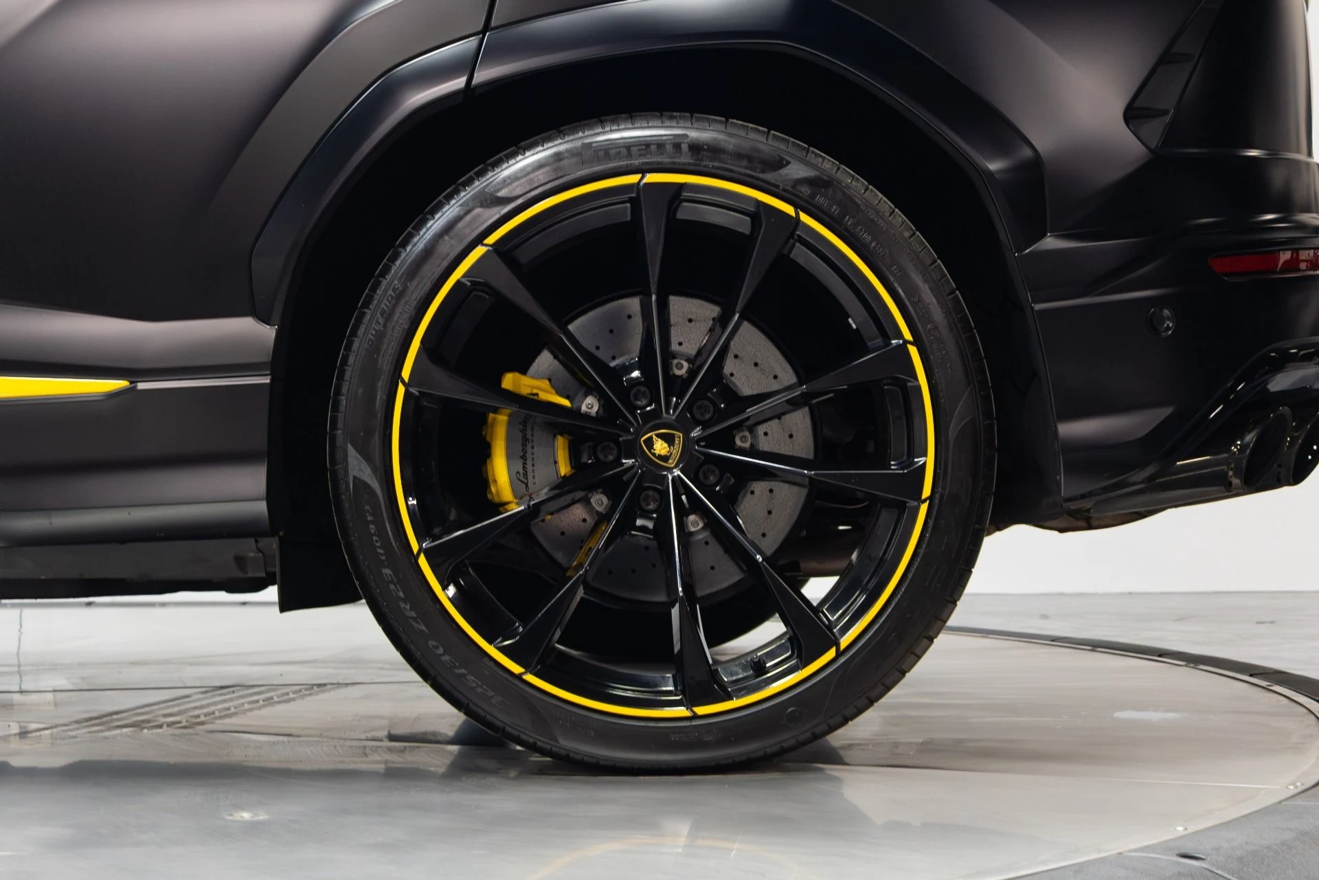 mph047_3063238187_Used_2022_Lamborghini_Urus_Graphite_Capsule_1775757245_8f97d572f9