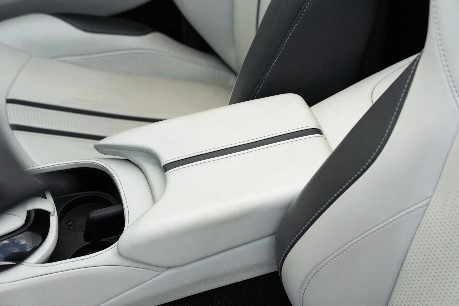 mph047_3081962747_Used_2023_Aston_Martin_Vantage_V8_1773336980_e955d40c62