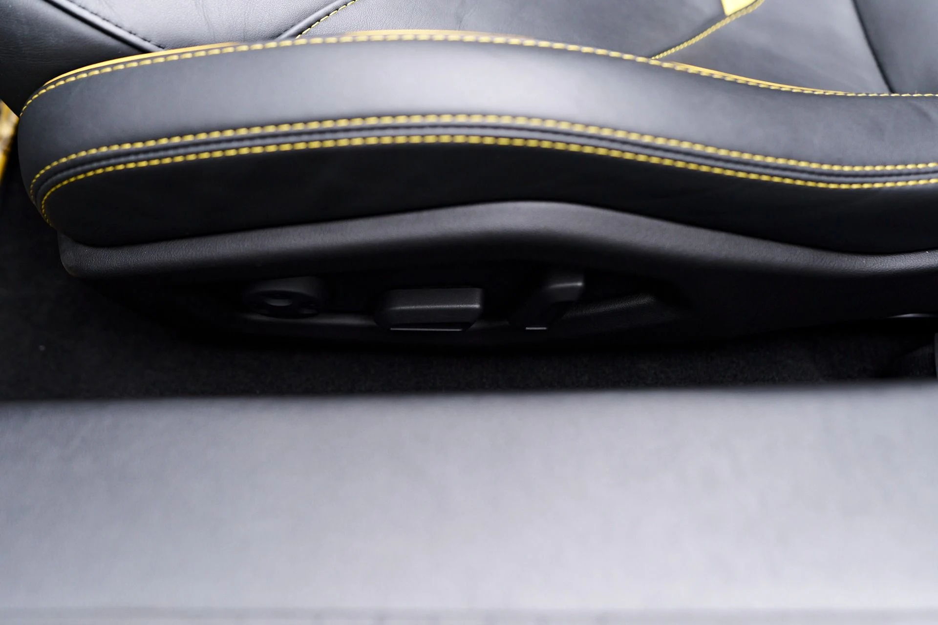 mph047_3085067282_Used_2021_Lamborghini_Huracan_EVO_Base_1754524536_a2928286bb