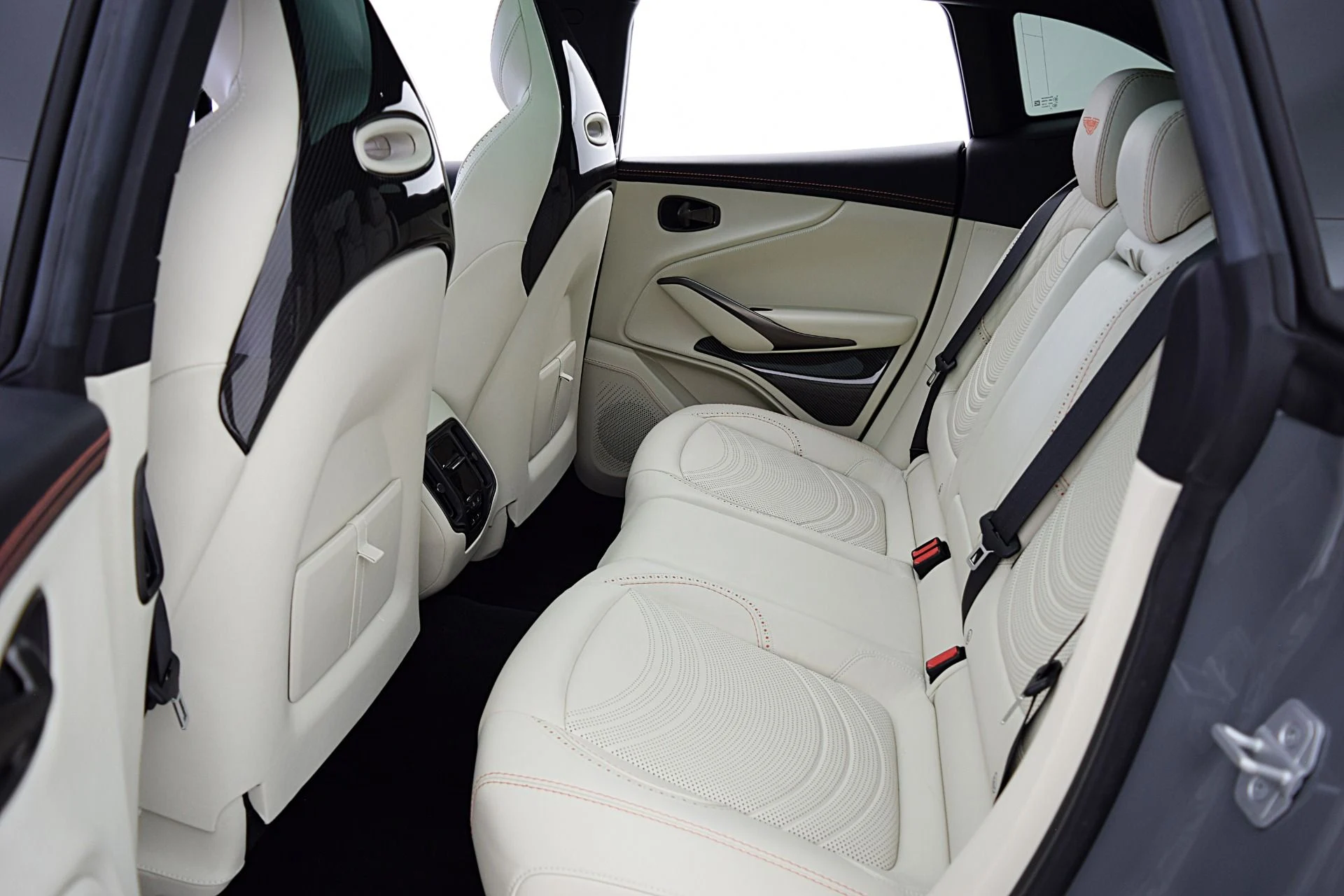 mph047_3098691916_Used_2022_Aston_Martin_DBX_0d0752f6bf