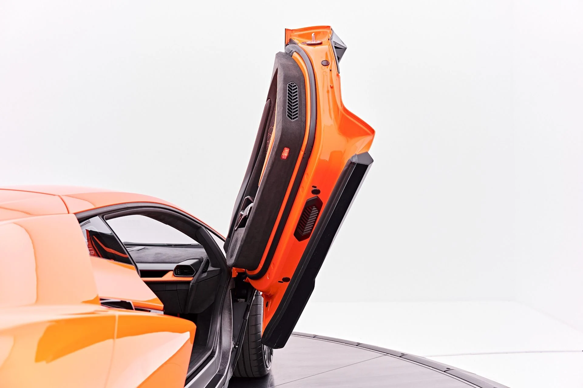 mph047_3100661556_Used_2024_Lamborghini_Revuelto_Base_1787792808_d5a95d9a1a