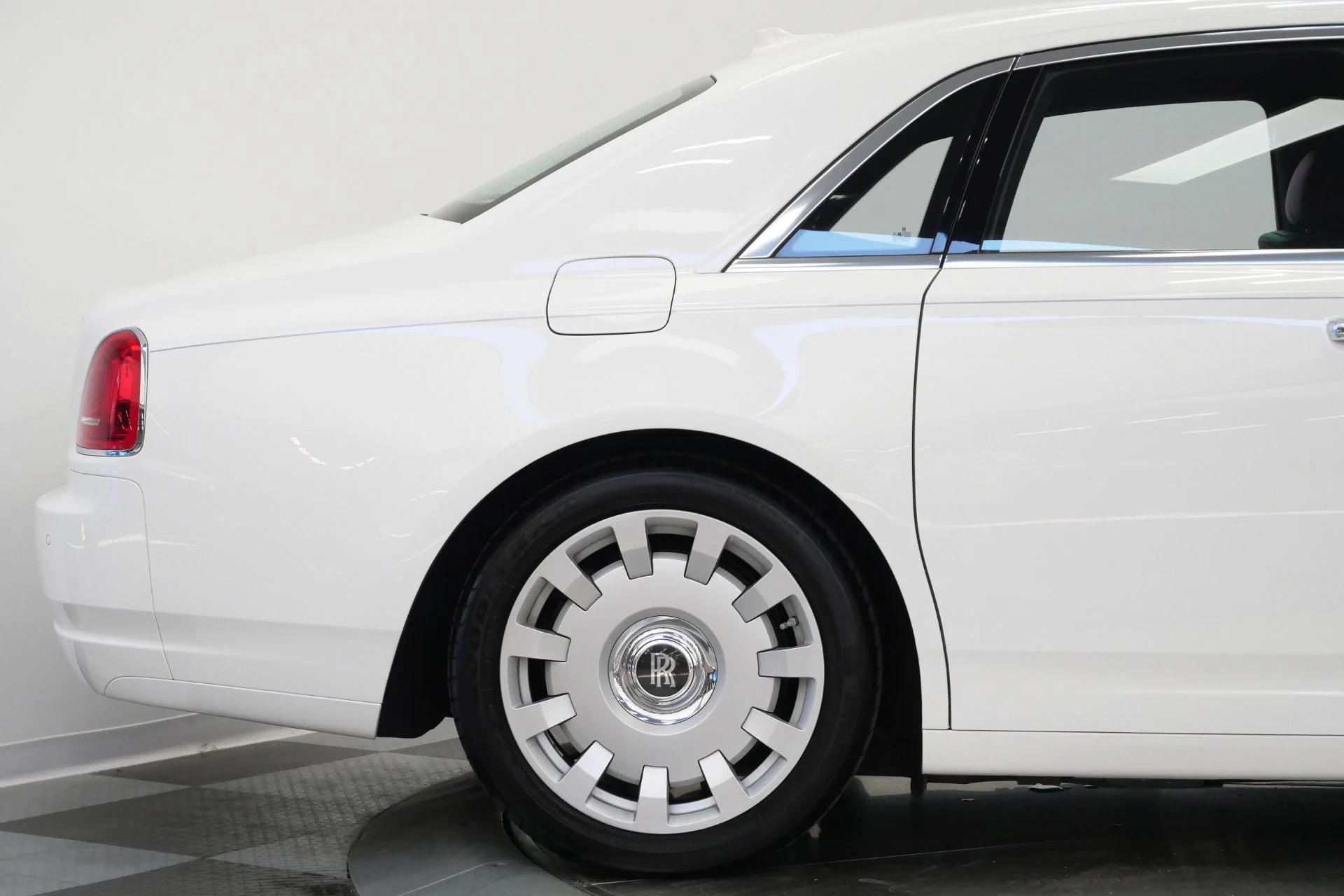 mph047_3216847732_Used_2014_Rolls_Royce_Ghost_V12_Power_Drivers_Assistance_1_Heated_and_Ventilated_Front_Seats_1779224671_1dceddb531