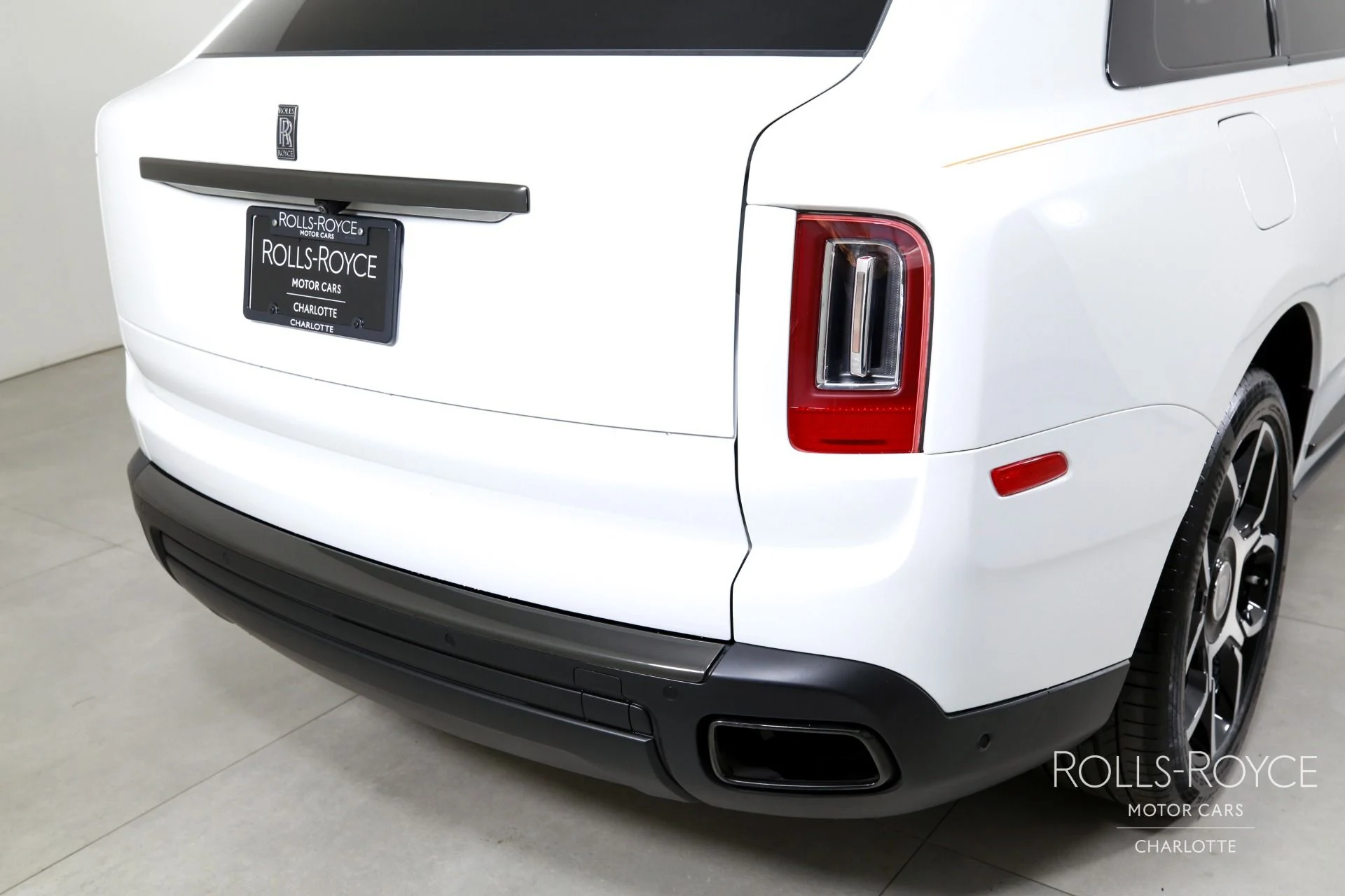 mph047_3252301800_Used_2022_Rolls_Royce_Black_Badge_Cullinan_1764197182_186ef19610