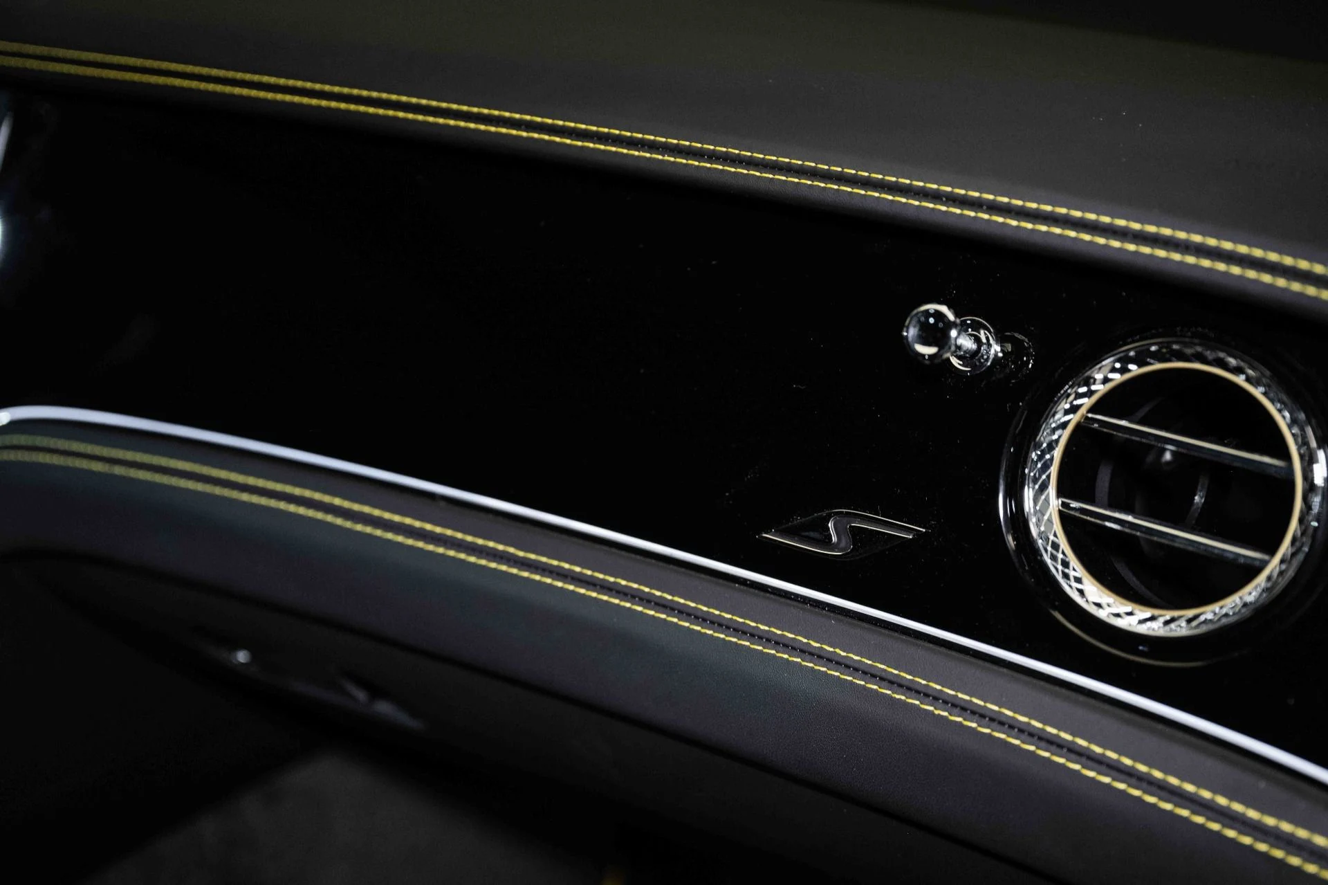 mph047_3287059831_Used_2024_Bentley_Flying_Spur_S_Hybrid_1749914202_5e96c52d23