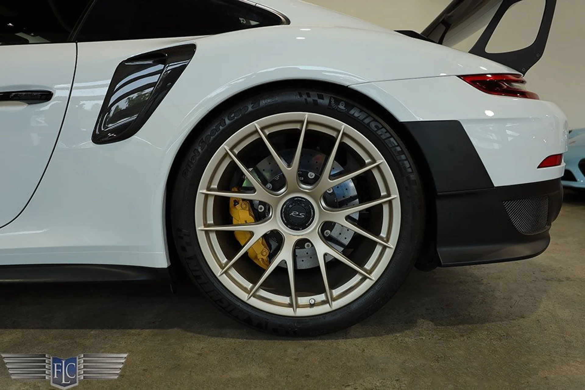 mph047_340046688_used_2018_porsche_911_gt2rs_9689_22985277_48_1024_60597159aa