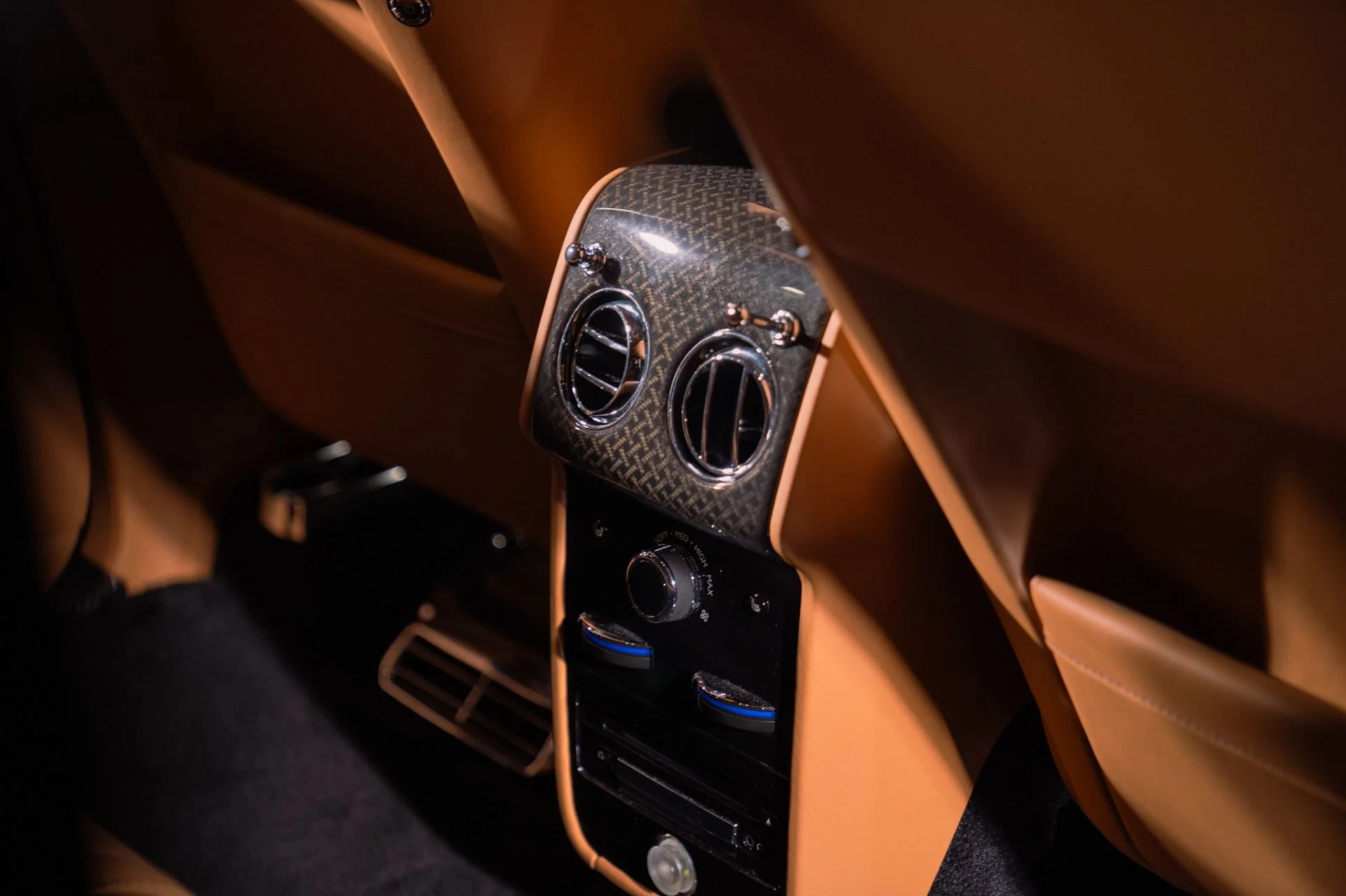 mph047_360220105_Used_2021_Rolls_Royce_Black_Badge_Cullinan_Rear_Theater_and_Trays_1791387100_f987a51612