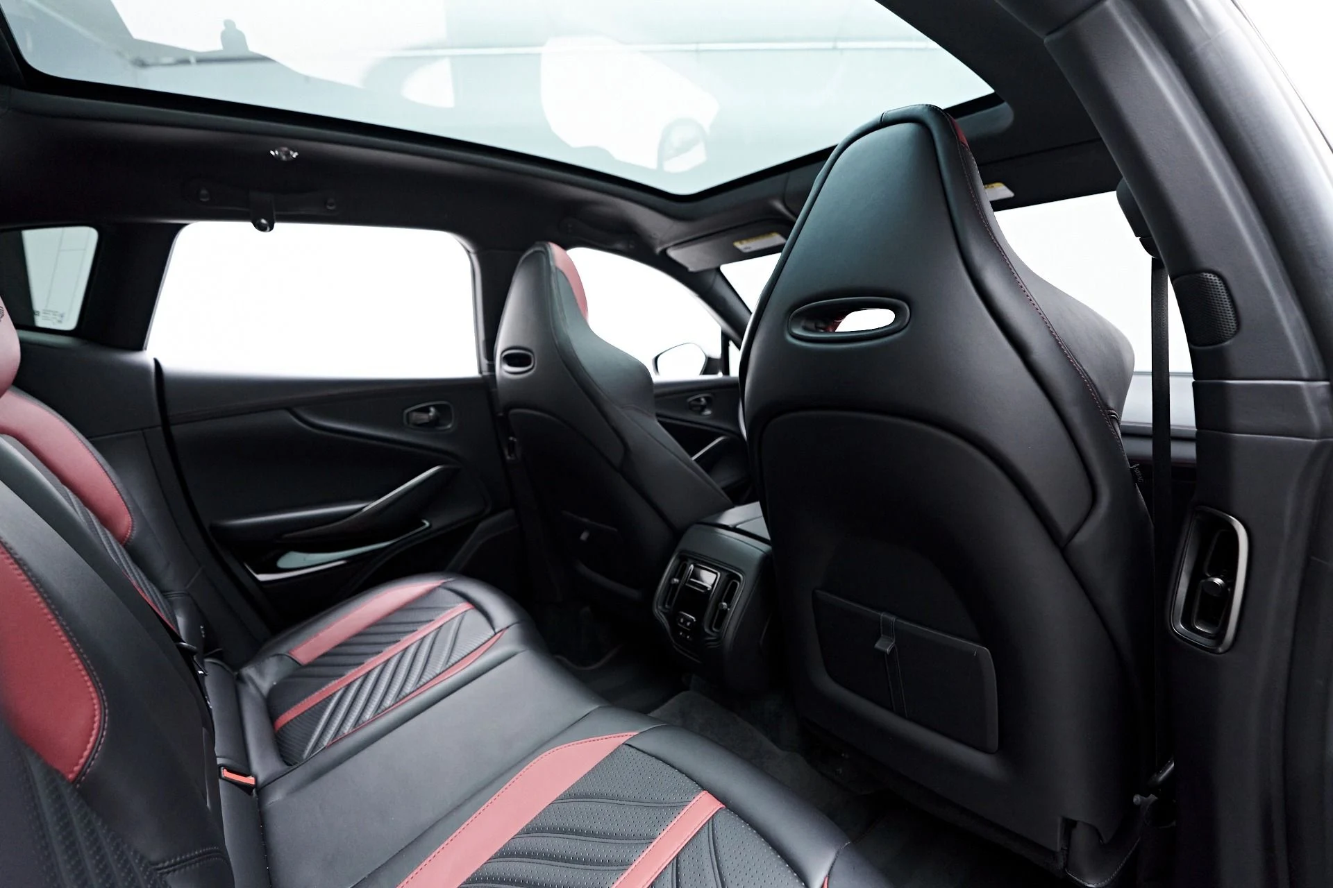 mph047_3616478288_Used_2023_Aston_Martin_DBX_707_1754786768_de892540fa