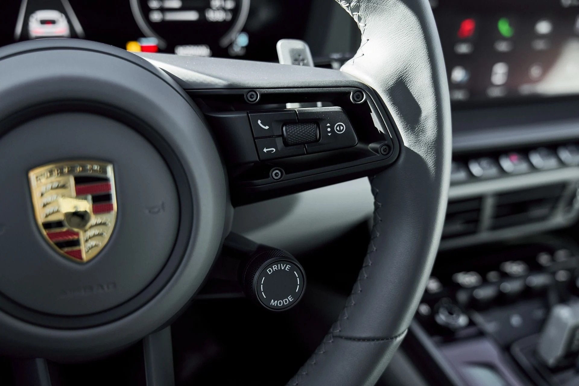 mph047_3633679634_Used_2025_Porsche_911_Carrera_1768012385_76350e352f