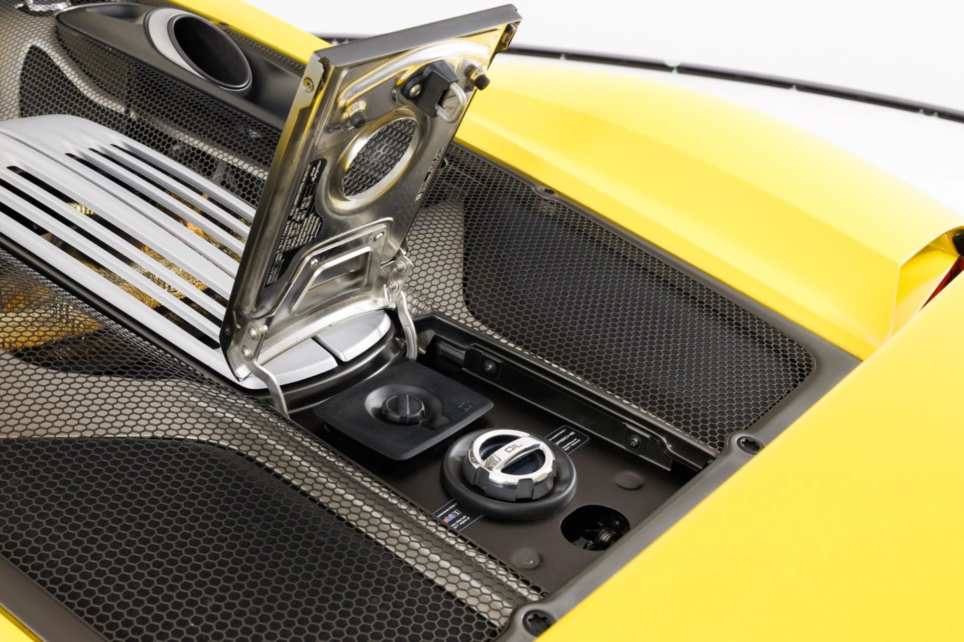 mph047_3642505476_Used_2015_Porsche_918_Spyder_1789427637_6248543551